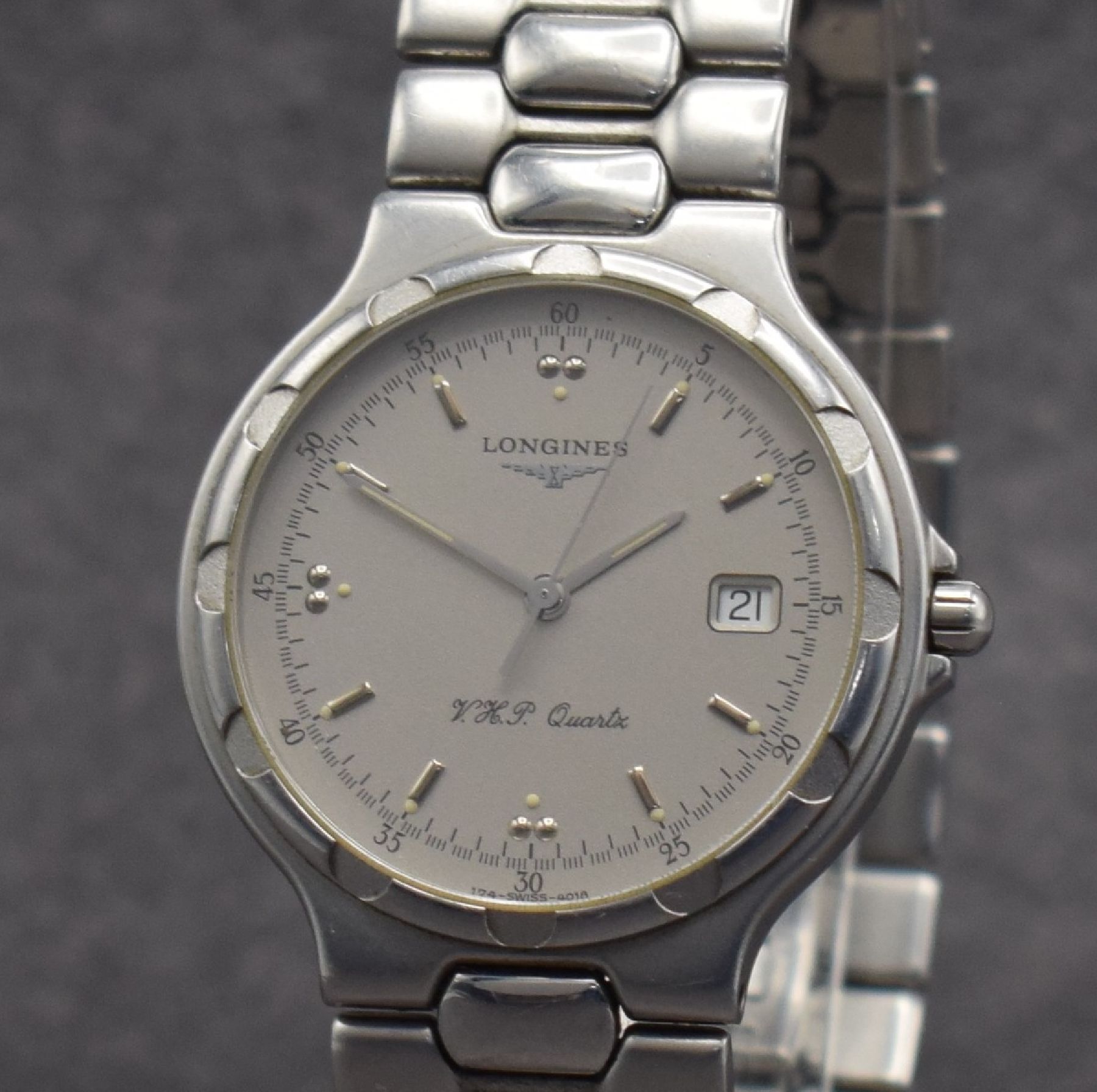 Detail c: LONGINES Conquest Herrenarmbanduhr in Stahl, Schweiz um 1985, quarz, Boden aufgedr., Gliederband m. dopp. Faltschl., silb. Zifferbl. m. aufges. ...