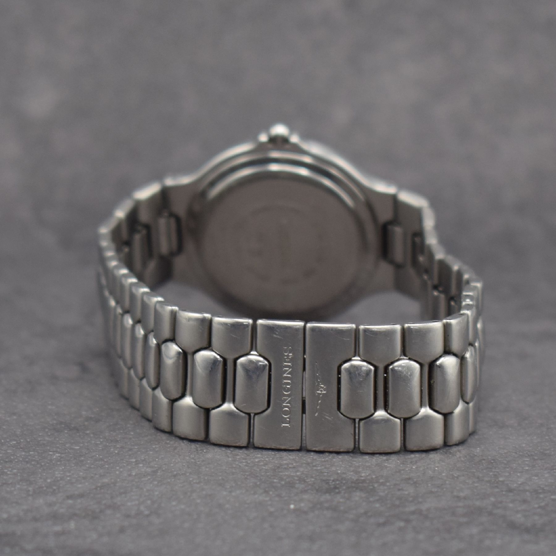 Detail d: LONGINES Conquest Herrenarmbanduhr in Stahl, Schweiz um 1985, quarz, Boden aufgedr., Gliederband m. dopp. Faltschl., silb. Zifferbl. m. aufges. ...
