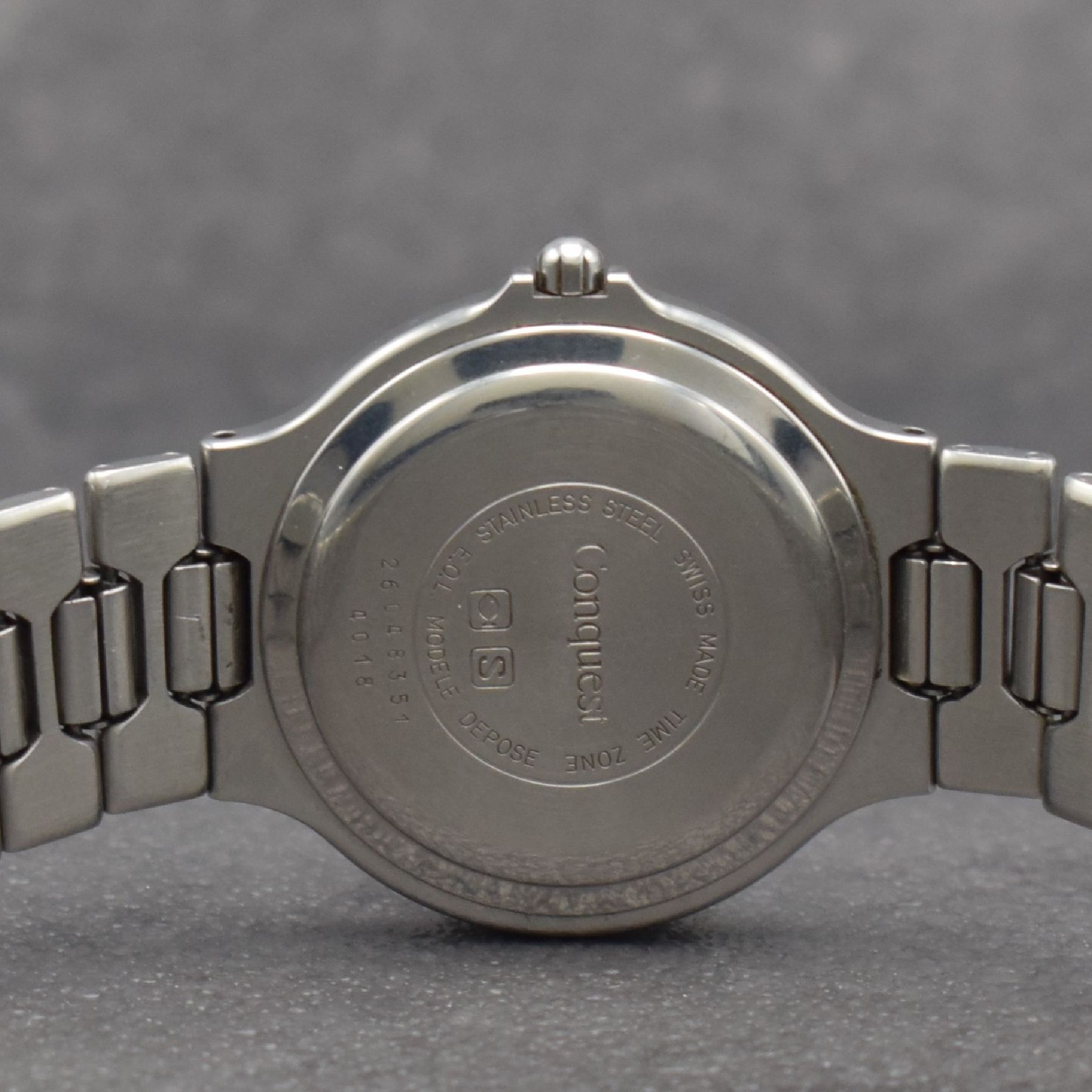 Detail e: LONGINES Conquest Herrenarmbanduhr in Stahl, Schweiz um 1985, quarz, Boden aufgedr., Gliederband m. dopp. Faltschl., silb. Zifferbl. m. aufges. ...