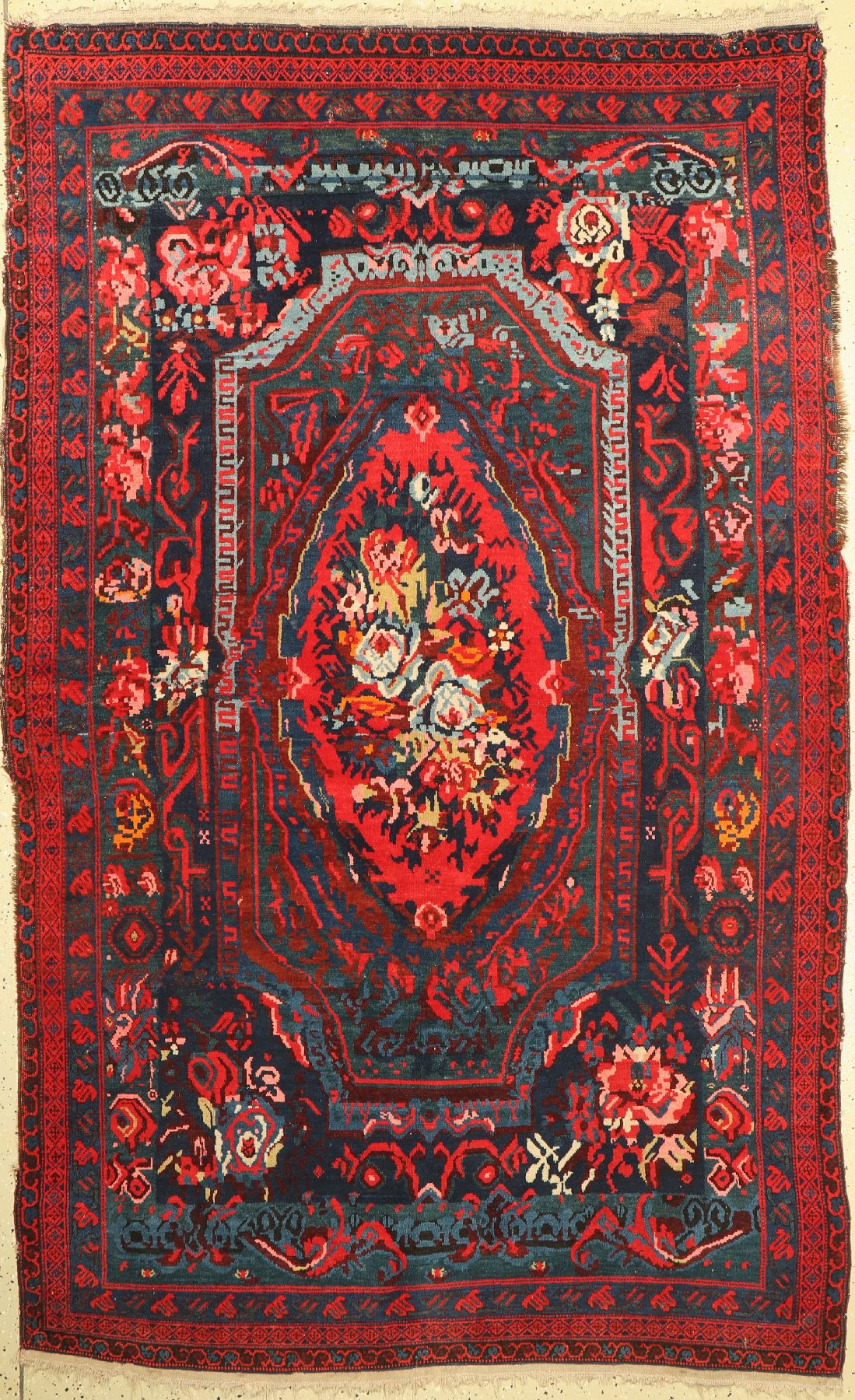 Karabagh alt, Türkei, um 1930, Wolle auf Wolle, ca. 240 x 153 cm, Leichte Gebrauchsspuren, Ränder stark zerschlissen
