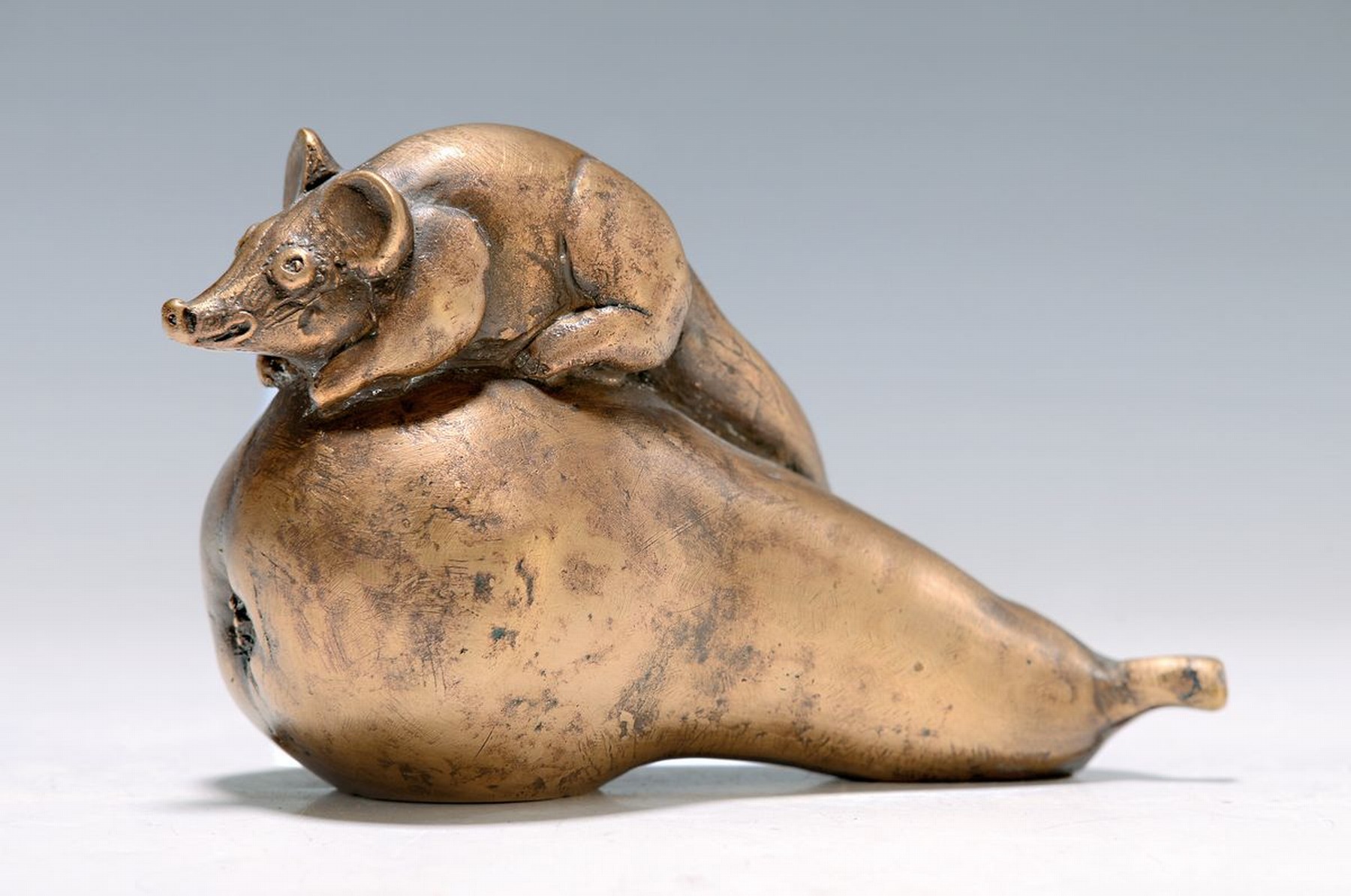 Gernot Rumpf, geb. 1941 Kaiserslautern, Bronzeskulptur, Maus auf einer Birne sitzend, Gießerstempel und Monogramm, ca. 8.5 x 13 cm, direkt vom ...