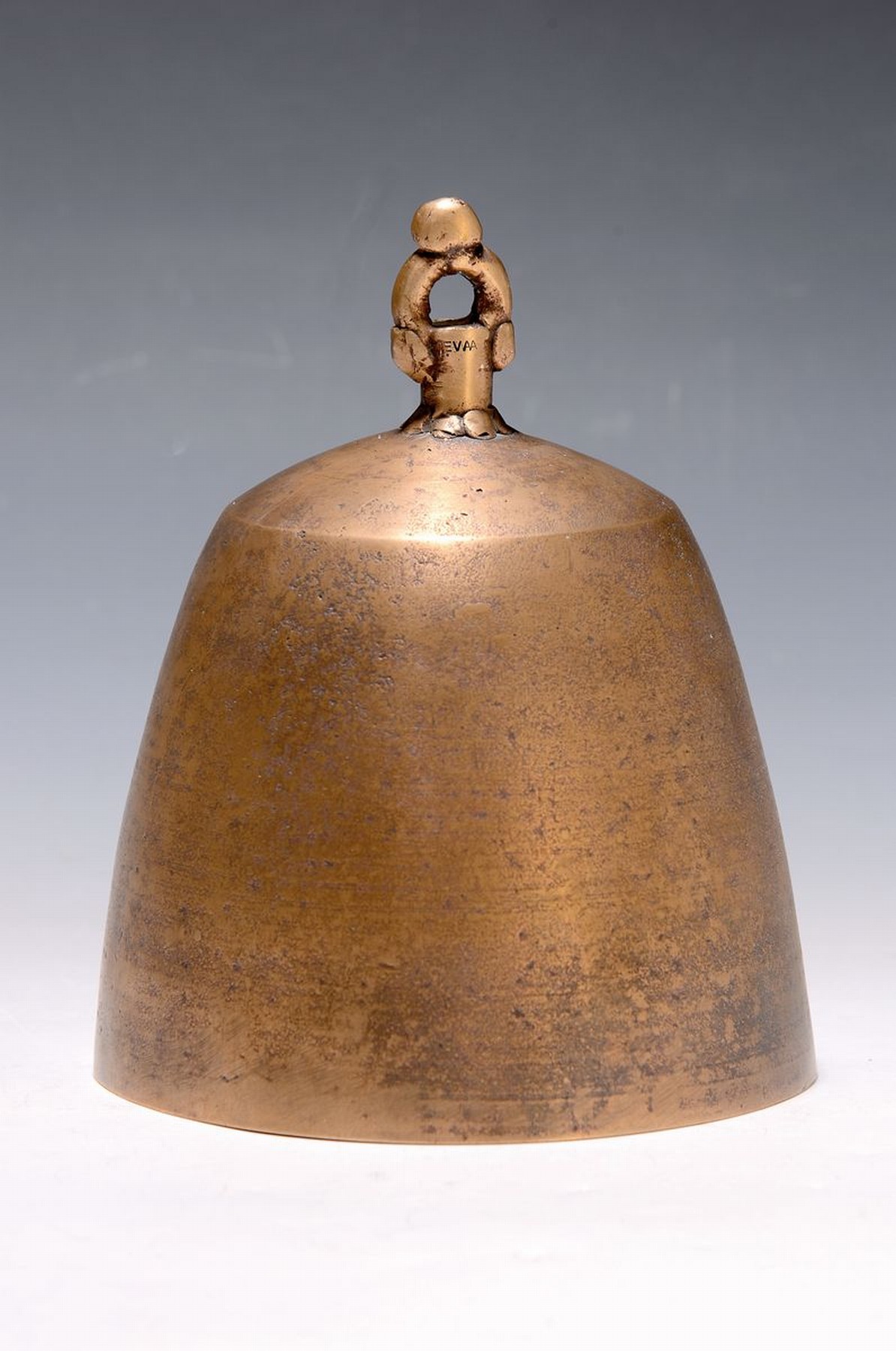 Gernot und Eva Rumpf, geb. 1941, Bronzeglocke mit Bekrönung, "Freiheitsglocke" Holzklöppel, guter Klang, monogrammiert von beiden, H. ca. ...