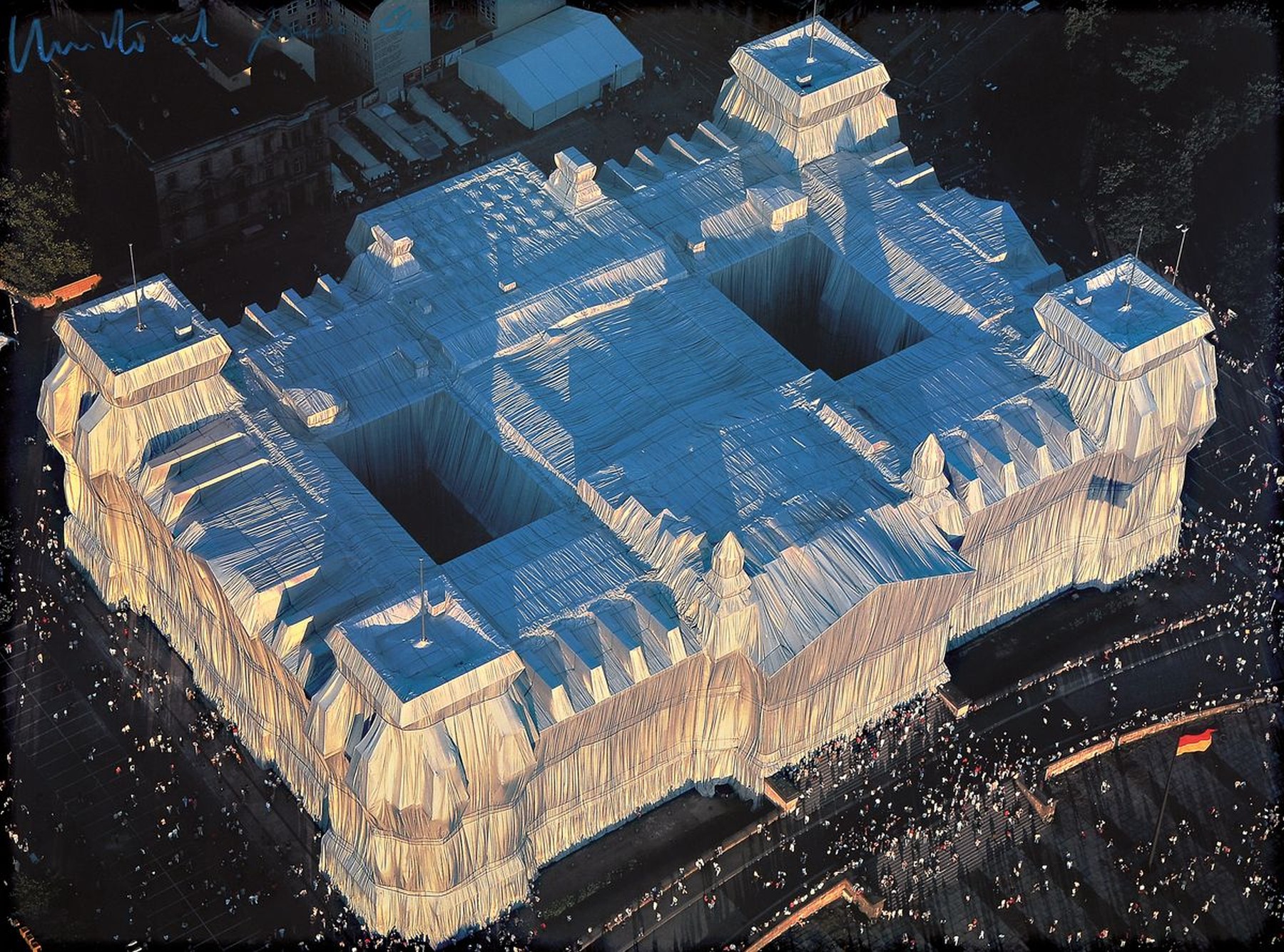 Christo, geb. 1935,, "Verh. Reichstag aus der Luft", großer Fotokunstdruck, handsigniert, Copyright Christo 1995, ca. 57 x 77 cm, PP, ...