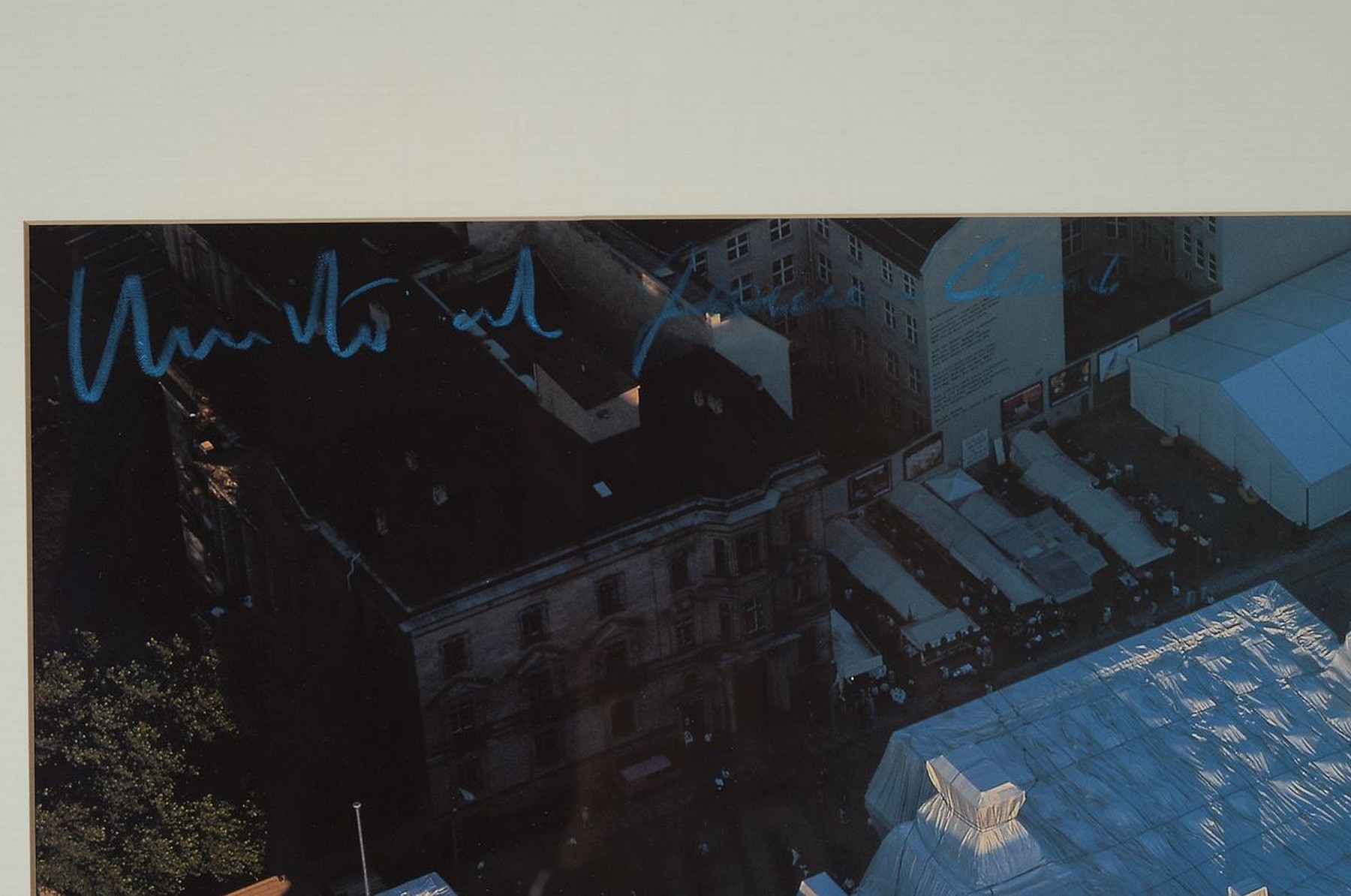 Detail a: Christo, geb. 1935,, "Verh. Reichstag aus der Luft", großer Fotokunstdruck, handsigniert, Copyright Christo 1995, ca. 57 x 77 cm, PP, ...