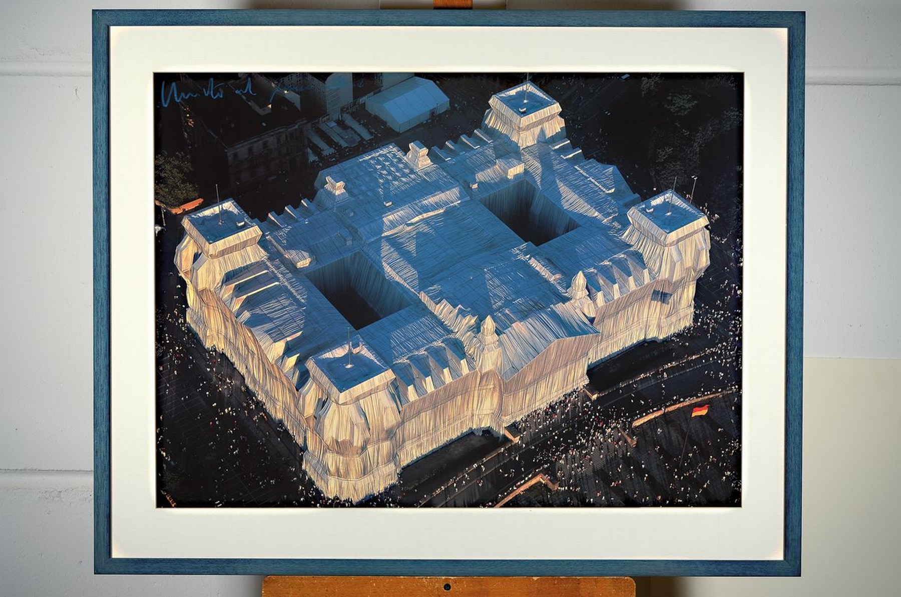 Detail k: Christo, geb. 1935,, "Verh. Reichstag aus der Luft", großer Fotokunstdruck, handsigniert, Copyright Christo 1995, ca. 57 x 77 cm, PP, ...