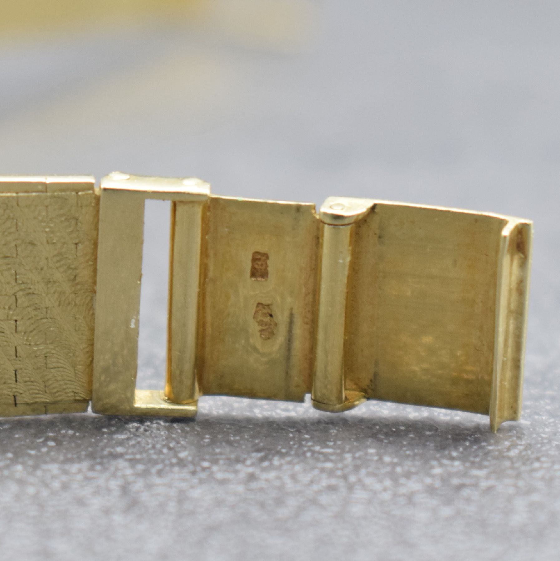 Detail d: PRIOSA Herrenarmbanduhr in GG 585/000, Schweiz um 1965, Automatik, Boden aufgedr., Goldband in GG 585/000 später, silb. Zifferbl. korr., gold. ...