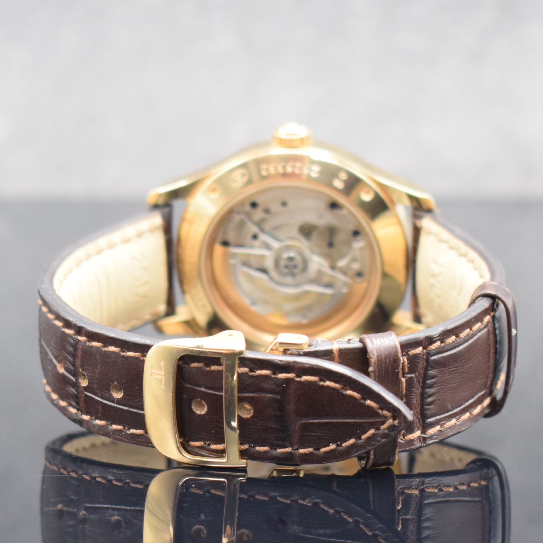 Detail d: Jaeger-LeCoultre Master Hometime Herrenarmbanduhr in RoséG 750/000, Schweiz verk. lt. beil. Pap. 08/2011, Automatik, Ref. 174.2.05S/Q1622430, beids. ...
