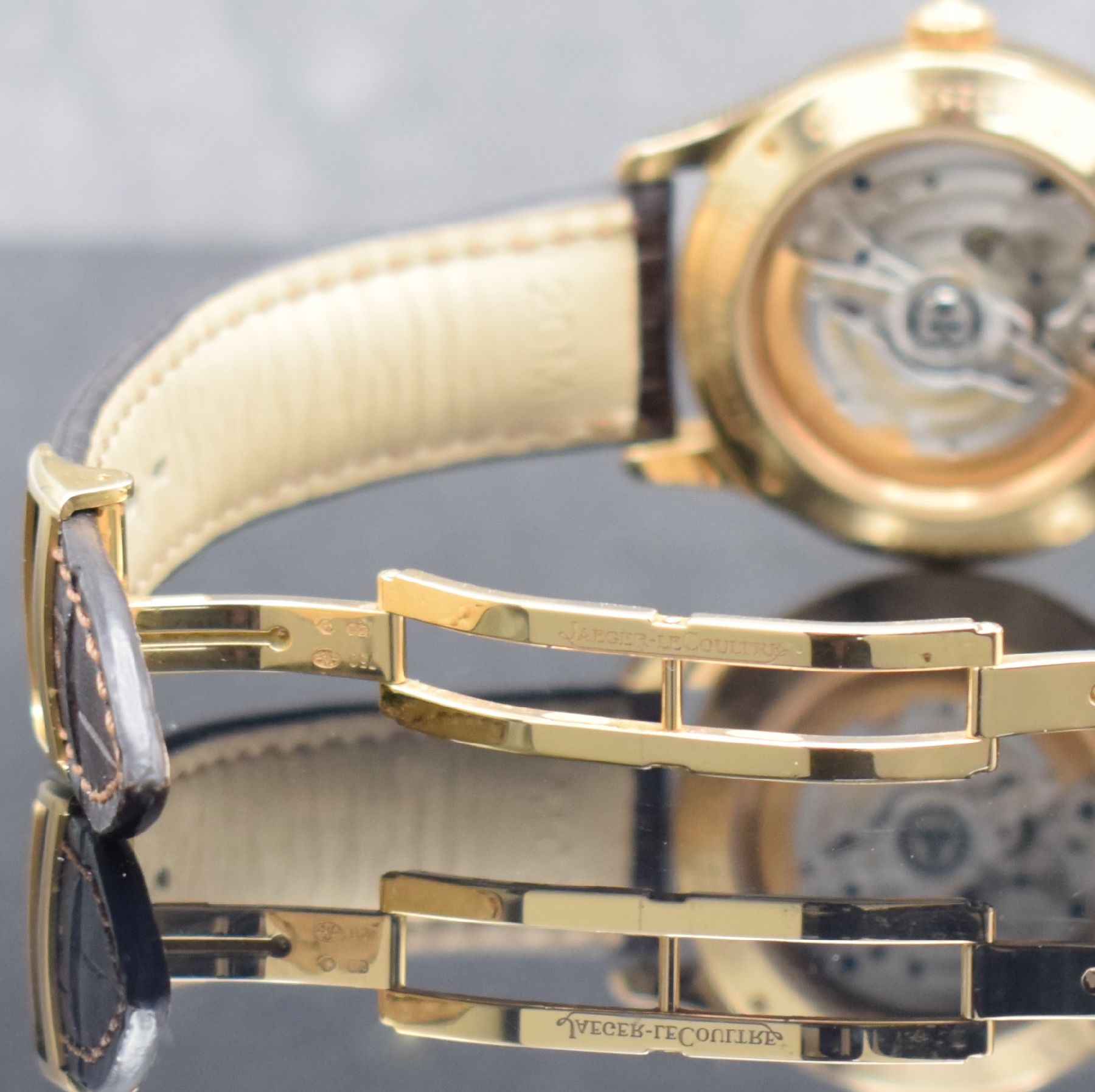 Detail e: Jaeger-LeCoultre Master Hometime Herrenarmbanduhr in RoséG 750/000, Schweiz verk. lt. beil. Pap. 08/2011, Automatik, Ref. 174.2.05S/Q1622430, beids. ...