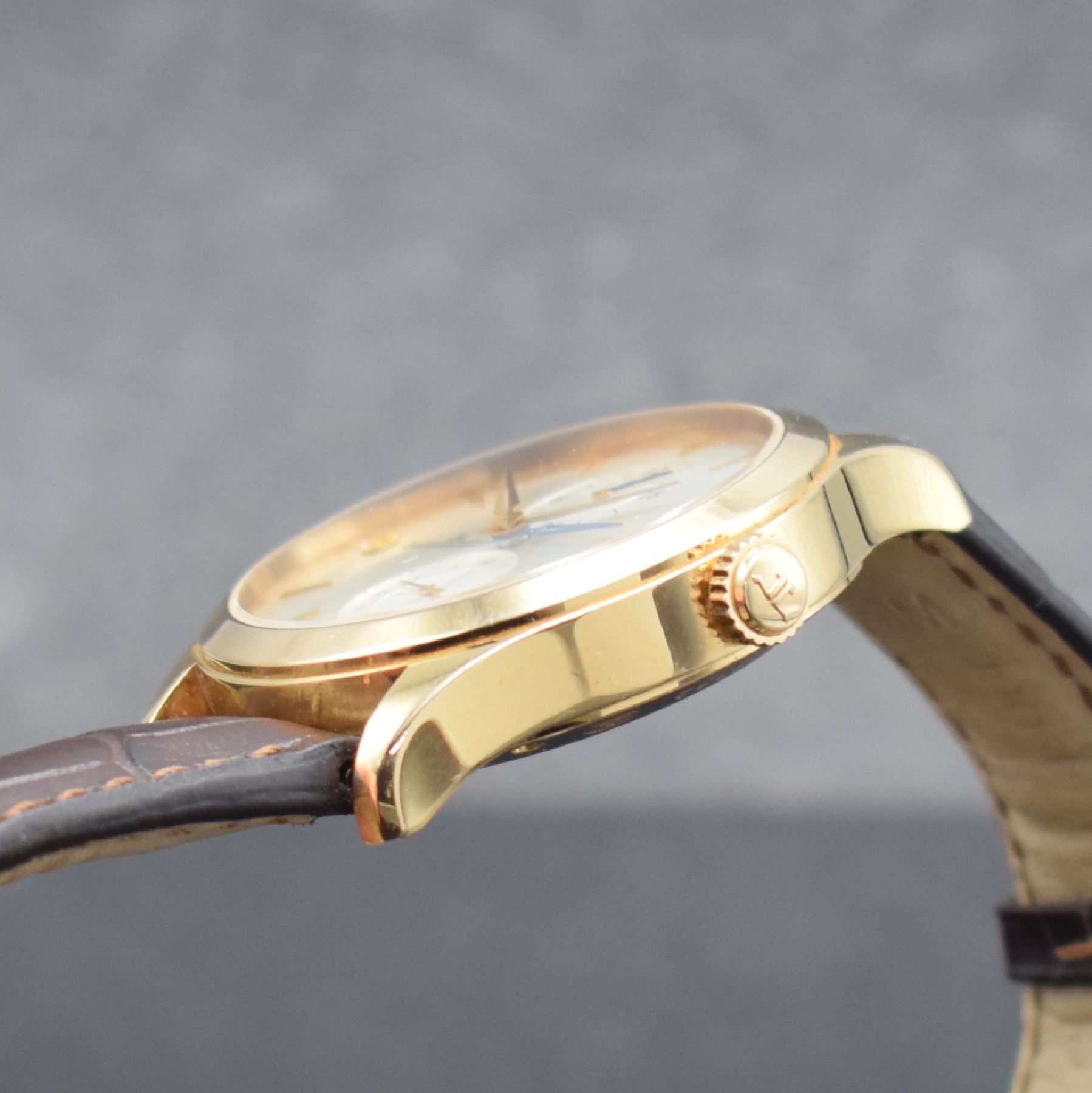 Detail f: Jaeger-LeCoultre Master Hometime Herrenarmbanduhr in RoséG 750/000, Schweiz verk. lt. beil. Pap. 08/2011, Automatik, Ref. 174.2.05S/Q1622430, beids. ...