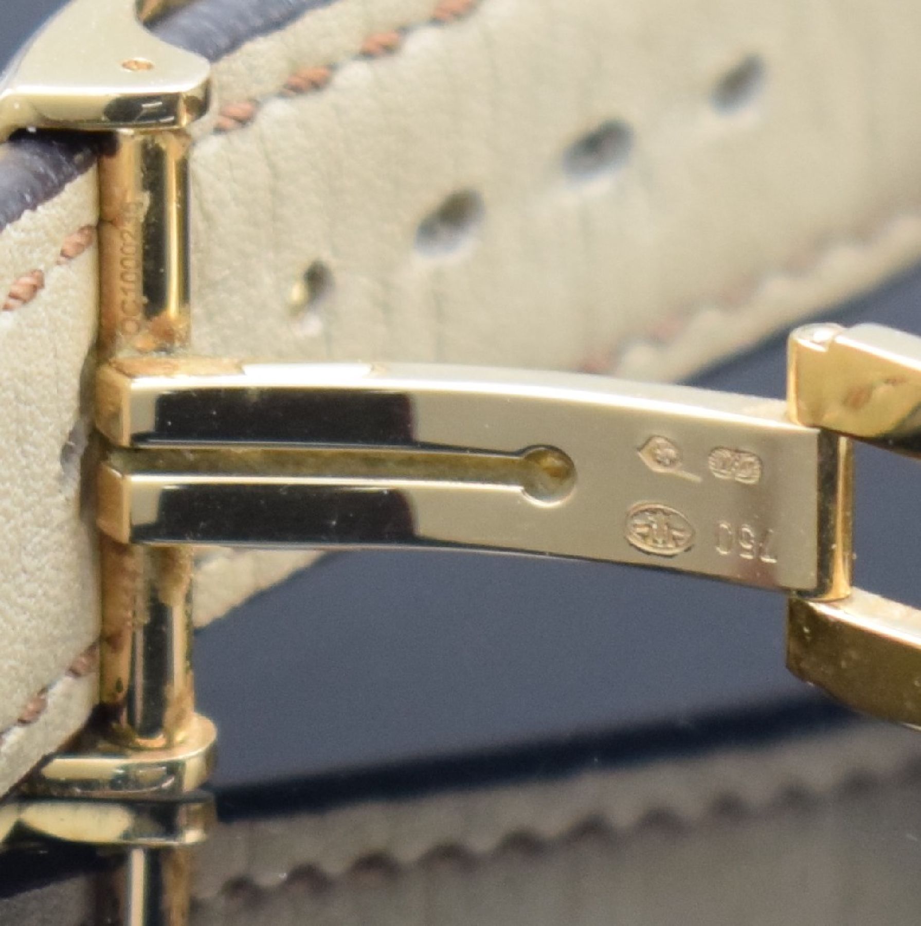 Detail i: Jaeger-LeCoultre Master Hometime Herrenarmbanduhr in RoséG 750/000, Schweiz verk. lt. beil. Pap. 08/2011, Automatik, Ref. 174.2.05S/Q1622430, beids. ...