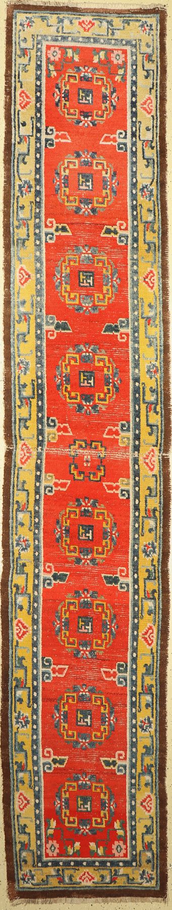 Gyantse Kloster-Teppich, Tibet, 19.Jhd, Wolle geknüpft auf Wolle, rare Kloster Galerie mit Lotus Motiven im Zentrum, ca. 445 x 80 cm, ...