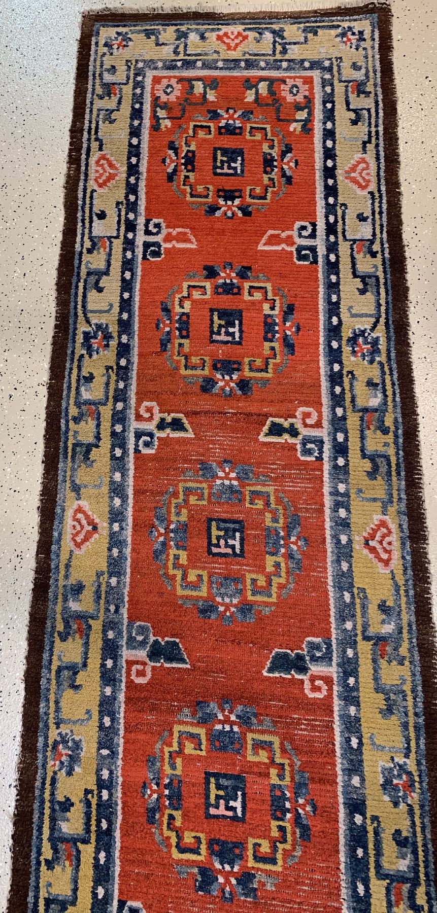 Detail a: Gyantse Kloster-Teppich, Tibet, 19.Jhd, Wolle geknüpft auf Wolle, rare Kloster Galerie mit Lotus Motiven im Zentrum, ca. 445 x 80 cm, ...