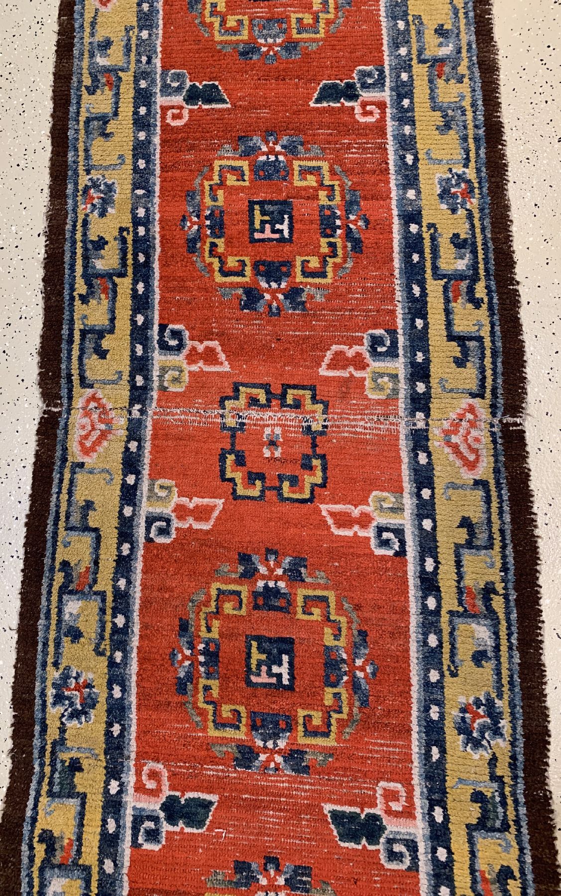 Detail c: Gyantse Kloster-Teppich, Tibet, 19.Jhd, Wolle geknüpft auf Wolle, rare Kloster Galerie mit Lotus Motiven im Zentrum, ca. 445 x 80 cm, ...