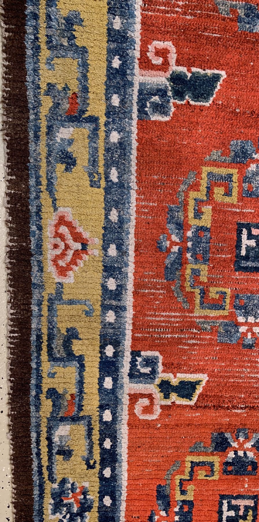 Detail d: Gyantse Kloster-Teppich, Tibet, 19.Jhd, Wolle geknüpft auf Wolle, rare Kloster Galerie mit Lotus Motiven im Zentrum, ca. 445 x 80 cm, ...