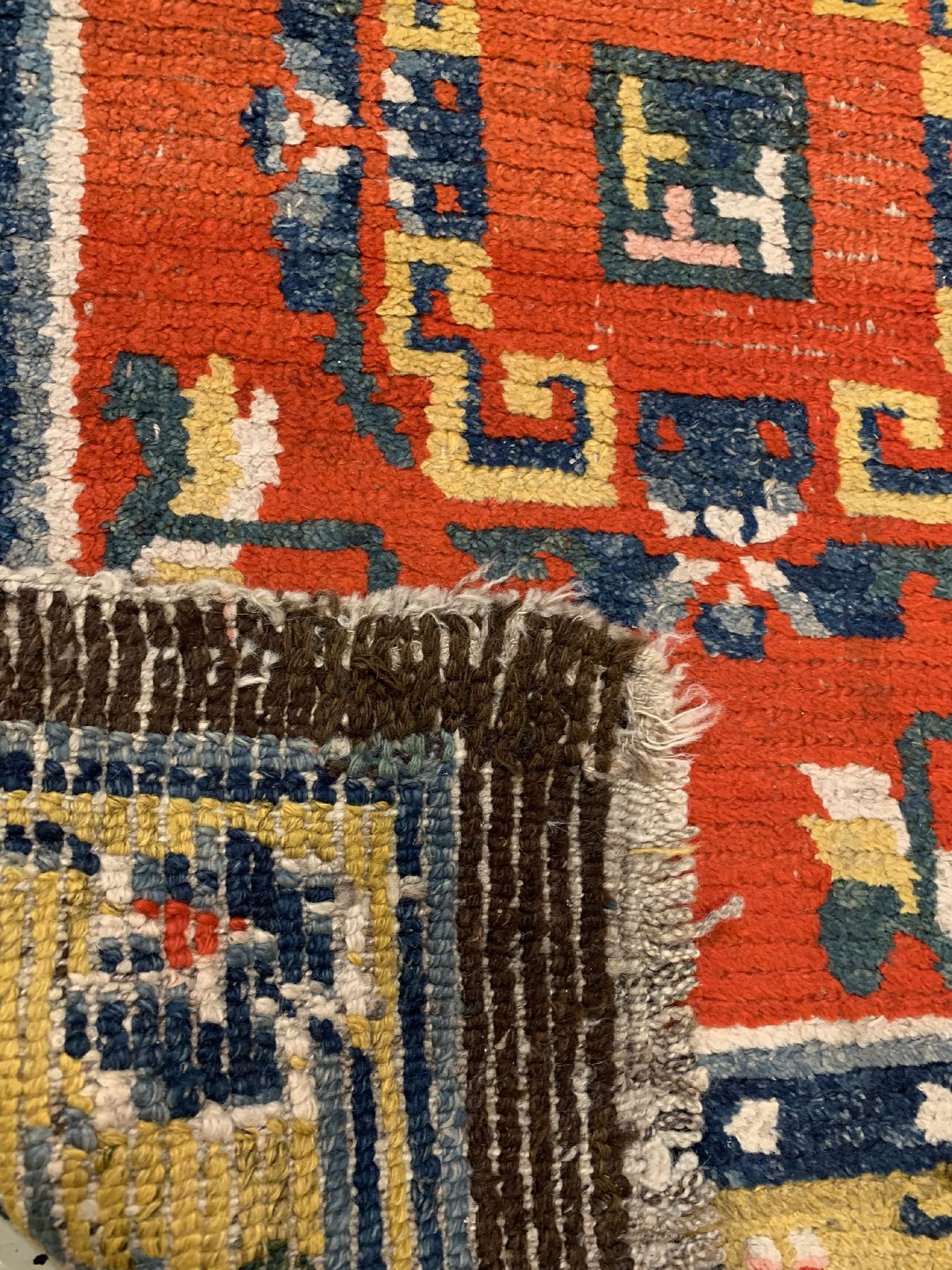 Detail e: Gyantse Kloster-Teppich, Tibet, 19.Jhd, Wolle geknüpft auf Wolle, rare Kloster Galerie mit Lotus Motiven im Zentrum, ca. 445 x 80 cm, ...