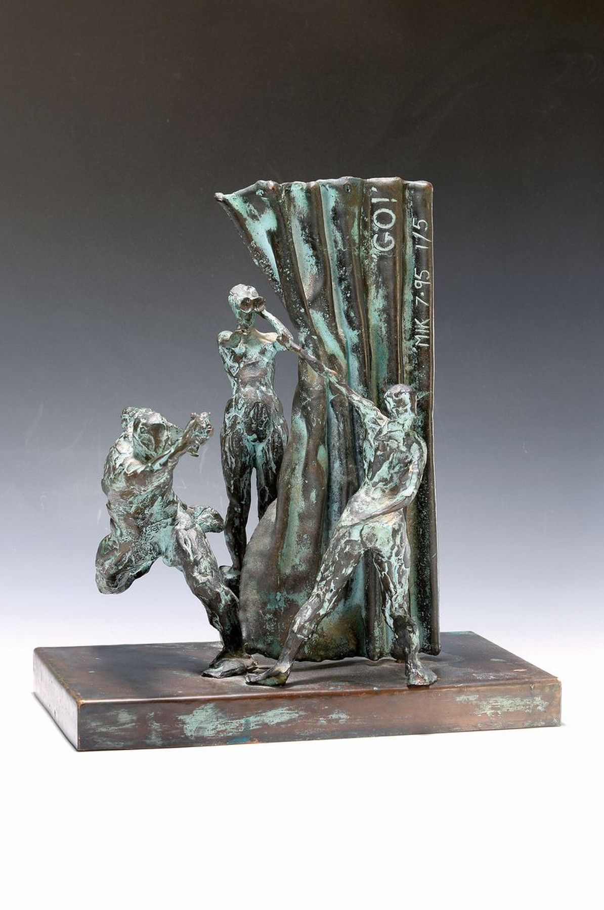 Monogrammist MIK, datiert 7.95, Bronzeskulptur, betitelt Go !, drei Figuren in dynamischer Bewegung, num. 1/5, H. ca. 40cm