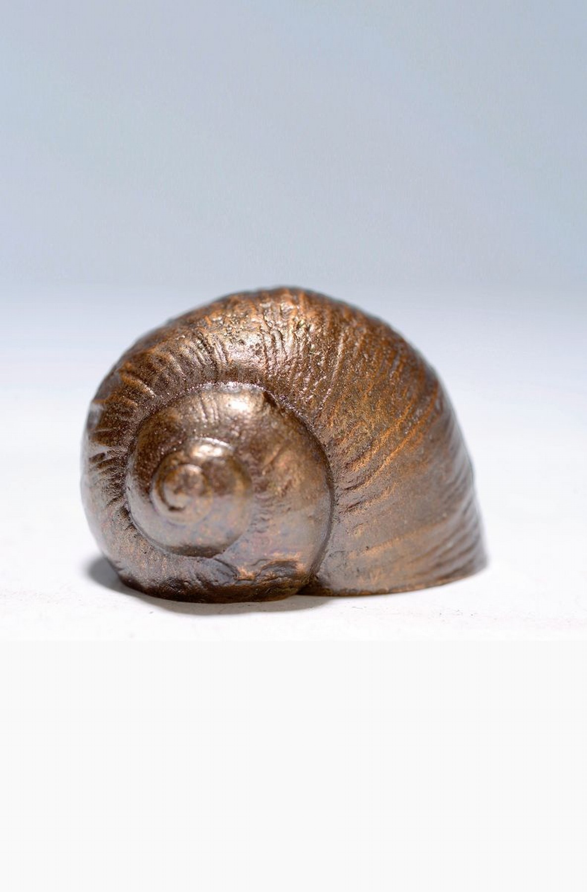 Paul Wunderlich, 1927/2010, Bronzeskulptur "Schneckenhaus",sign., dazu Buch Labrinthe, Skulptur ca. 5x3cm