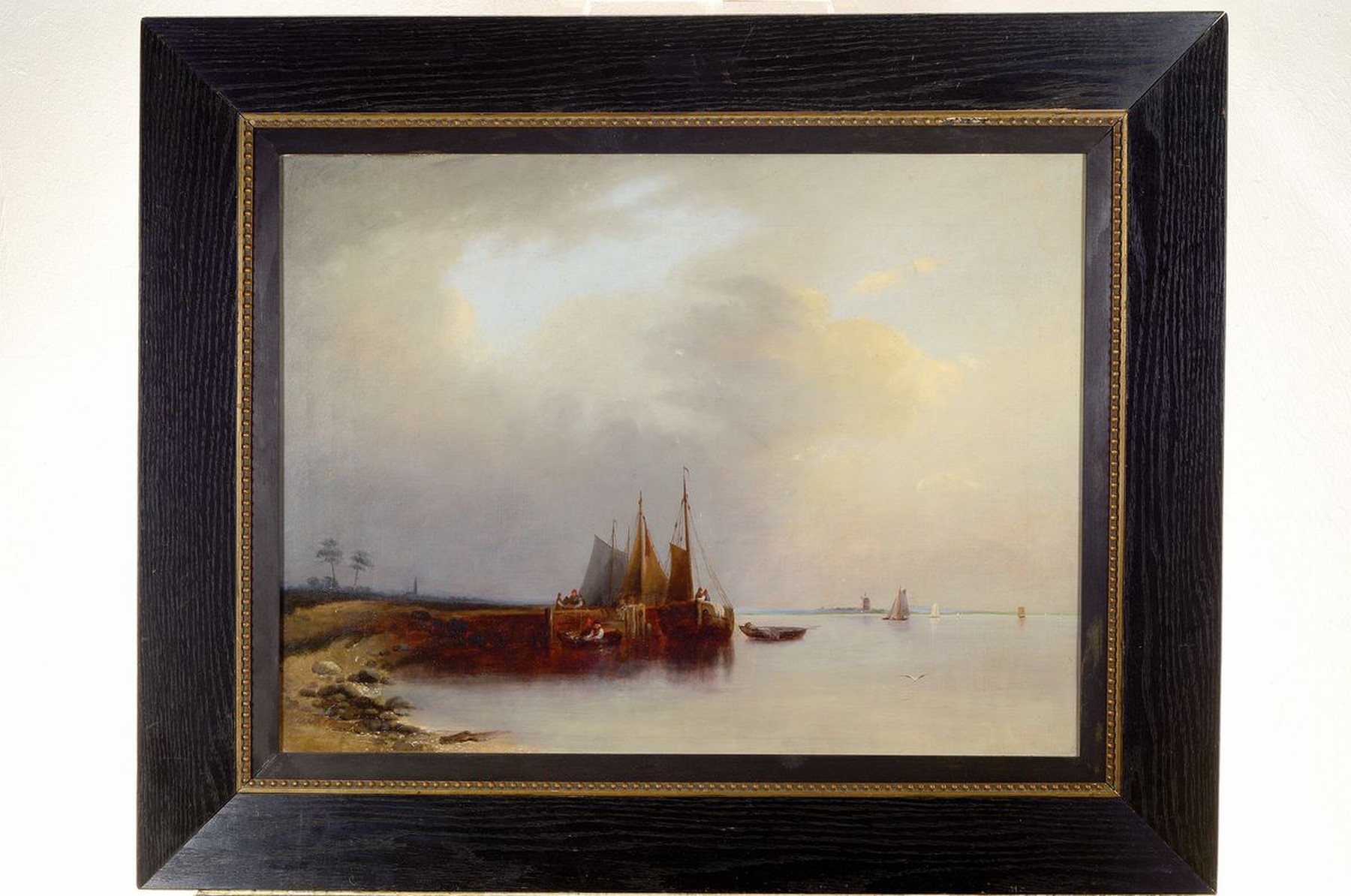 Detail k: Unbekannter Künstler, wohl Belgien oder Frankreich, um 1900, Blick auf die Küste mit Fischerbooten, qualitätvolle lasierende Malerei, links unten ...