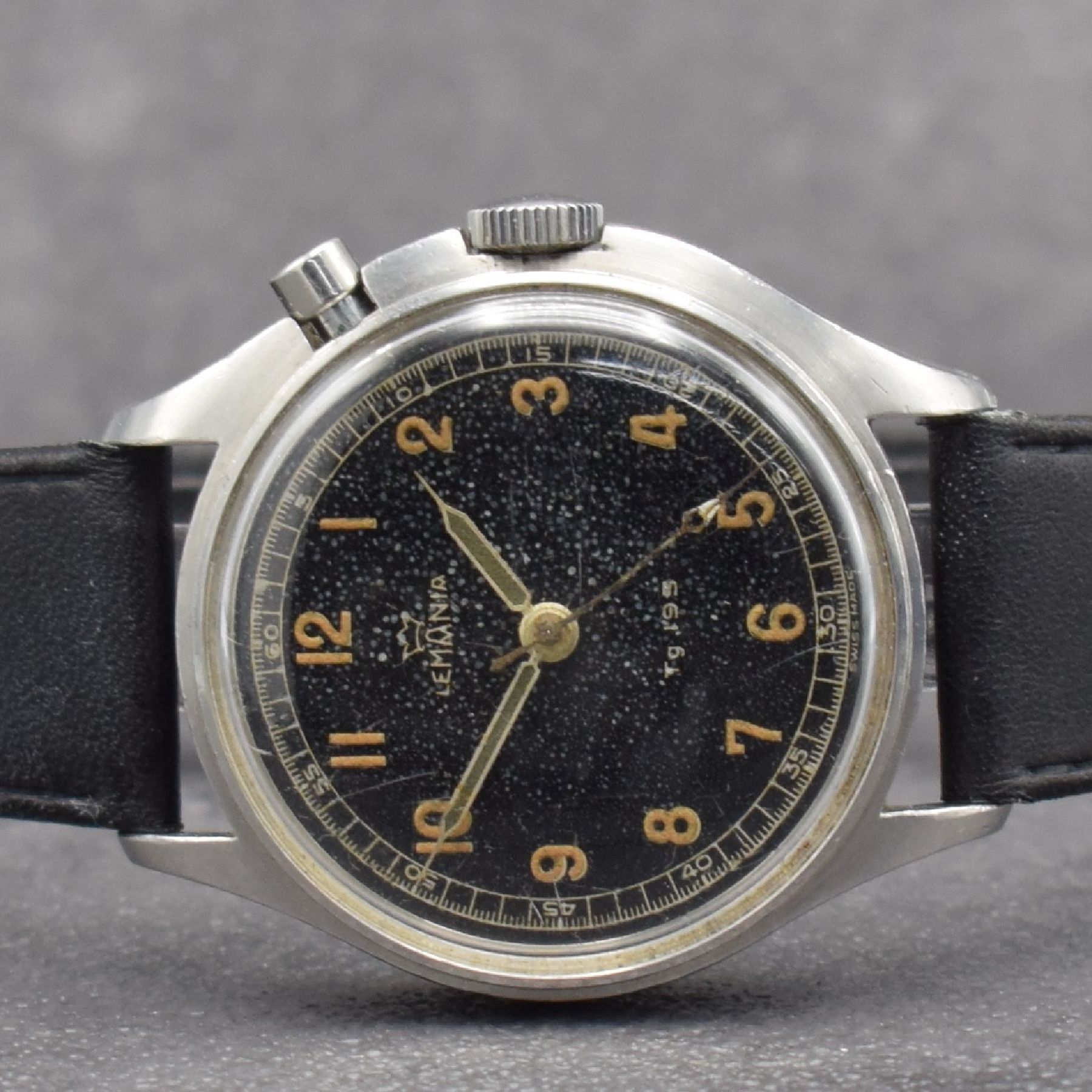 Detail a: LEMANIA TG 195 Armbanduhr mit Stopp-Sekunde des schwedischen Militärs in Stahl, Schweiz um 1960, Handaufzug, asymetrisches Geh., verschr. Boden m. ...