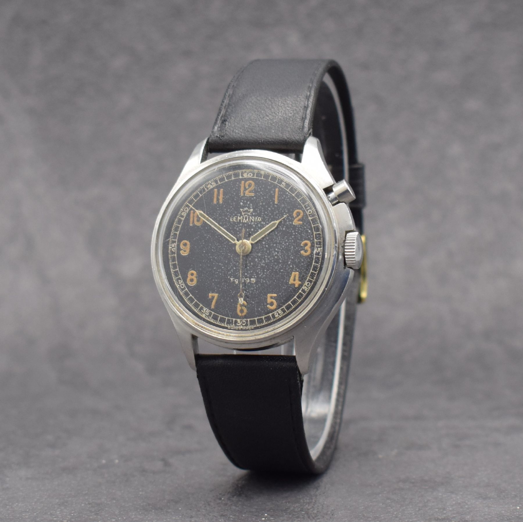 Detail b: LEMANIA TG 195 Armbanduhr mit Stopp-Sekunde des schwedischen Militärs in Stahl, Schweiz um 1960, Handaufzug, asymetrisches Geh., verschr. Boden m. ...
