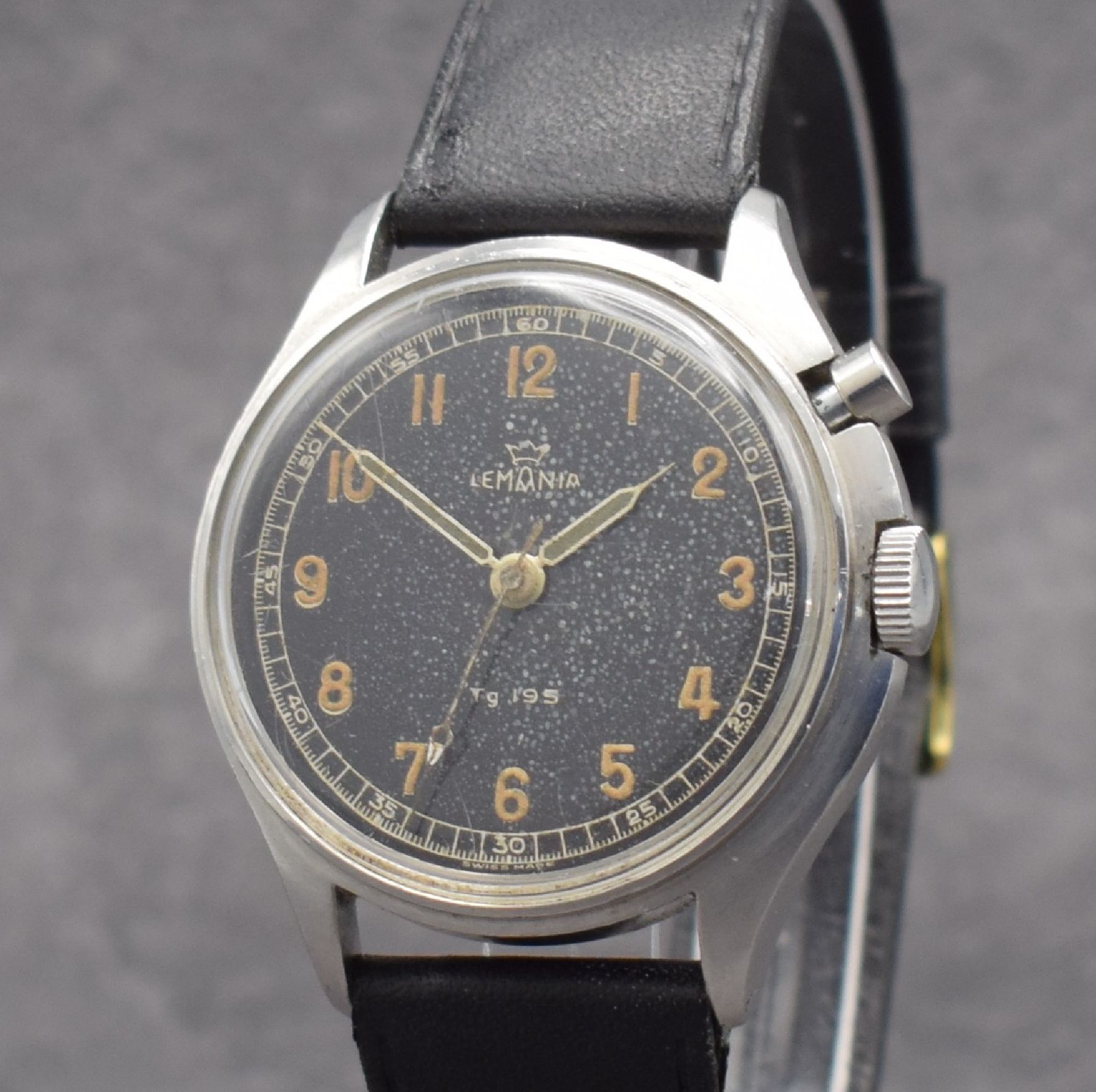 Detail c: LEMANIA TG 195 Armbanduhr mit Stopp-Sekunde des schwedischen Militärs in Stahl, Schweiz um 1960, Handaufzug, asymetrisches Geh., verschr. Boden m. ...