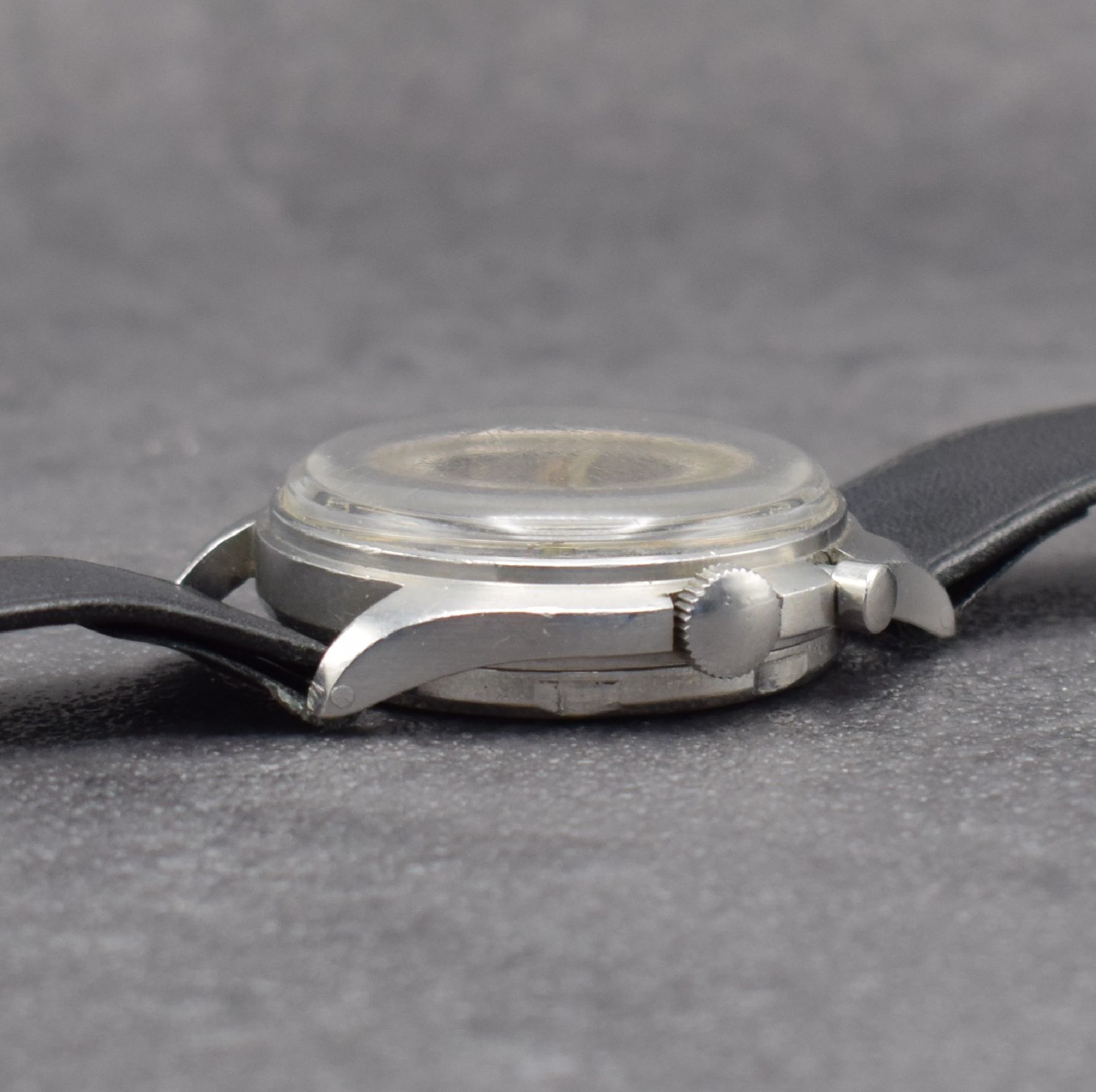 Detail d: LEMANIA TG 195 Armbanduhr mit Stopp-Sekunde des schwedischen Militärs in Stahl, Schweiz um 1960, Handaufzug, asymetrisches Geh., verschr. Boden m. ...