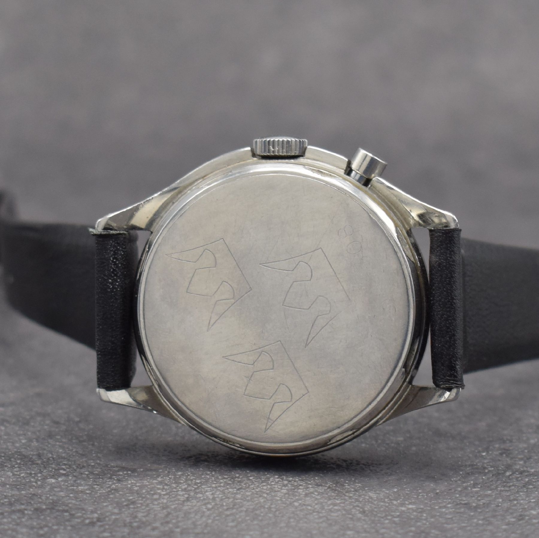 Detail e: LEMANIA TG 195 Armbanduhr mit Stopp-Sekunde des schwedischen Militärs in Stahl, Schweiz um 1960, Handaufzug, asymetrisches Geh., verschr. Boden m. ...