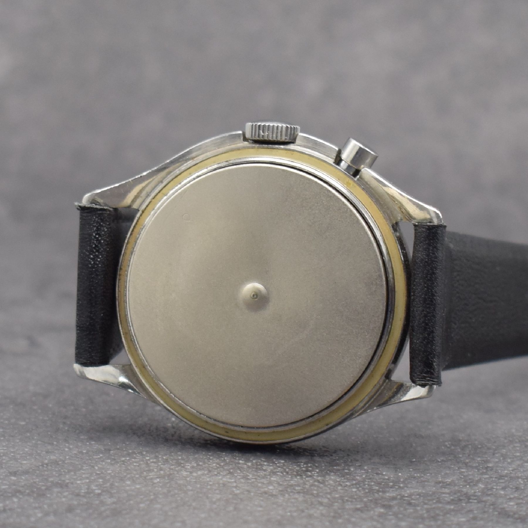 Detail f: LEMANIA TG 195 Armbanduhr mit Stopp-Sekunde des schwedischen Militärs in Stahl, Schweiz um 1960, Handaufzug, asymetrisches Geh., verschr. Boden m. ...