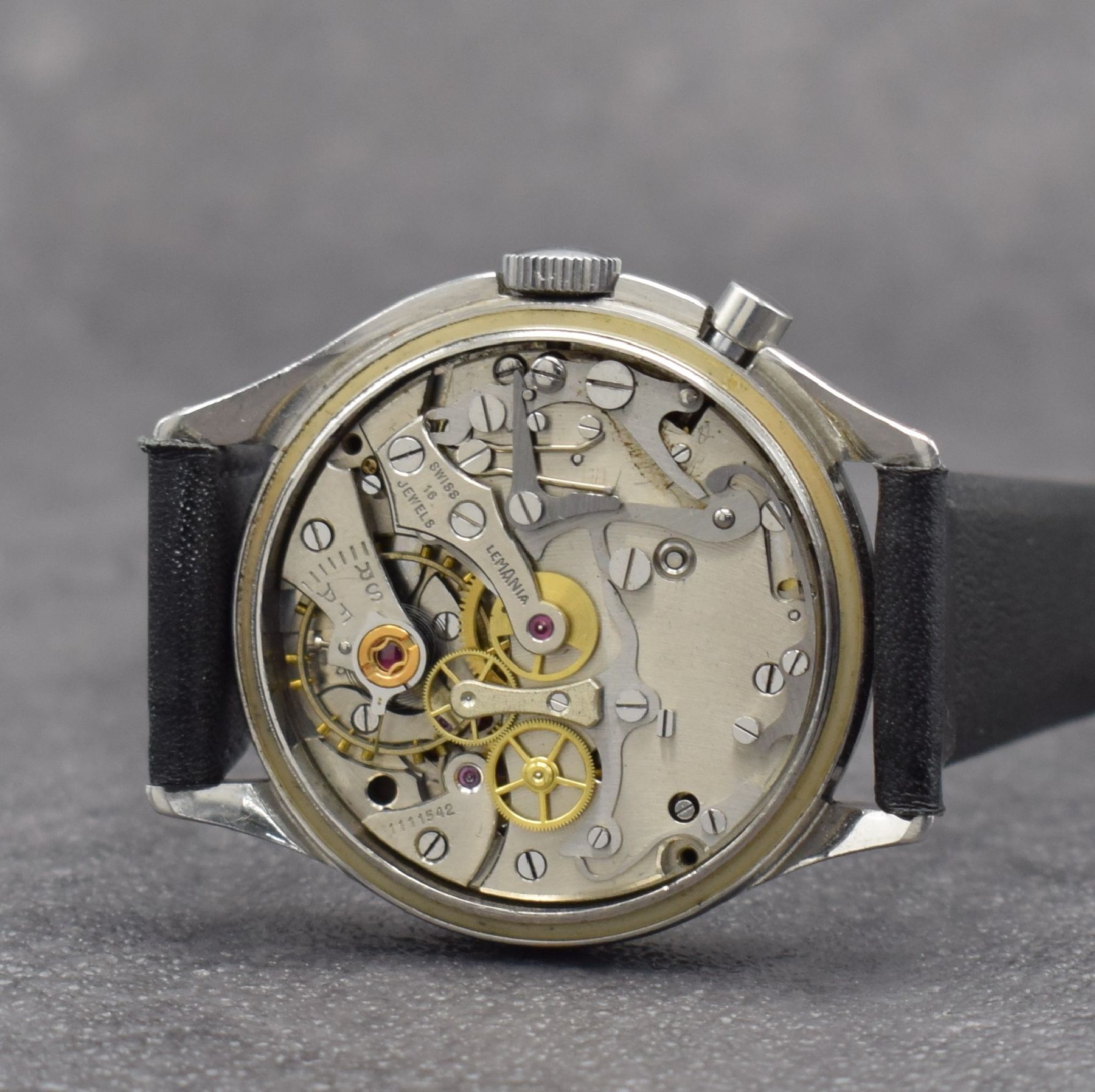 Detail g: LEMANIA TG 195 Armbanduhr mit Stopp-Sekunde des schwedischen Militärs in Stahl, Schweiz um 1960, Handaufzug, asymetrisches Geh., verschr. Boden m. ...