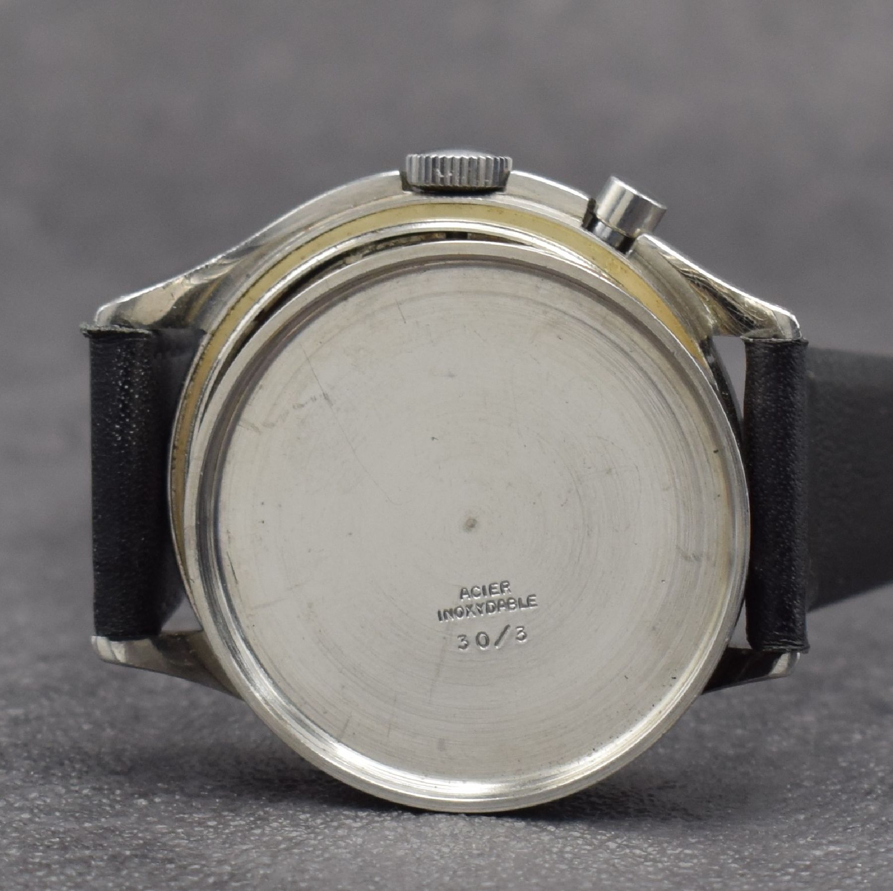 Detail h: LEMANIA TG 195 Armbanduhr mit Stopp-Sekunde des schwedischen Militärs in Stahl, Schweiz um 1960, Handaufzug, asymetrisches Geh., verschr. Boden m. ...
