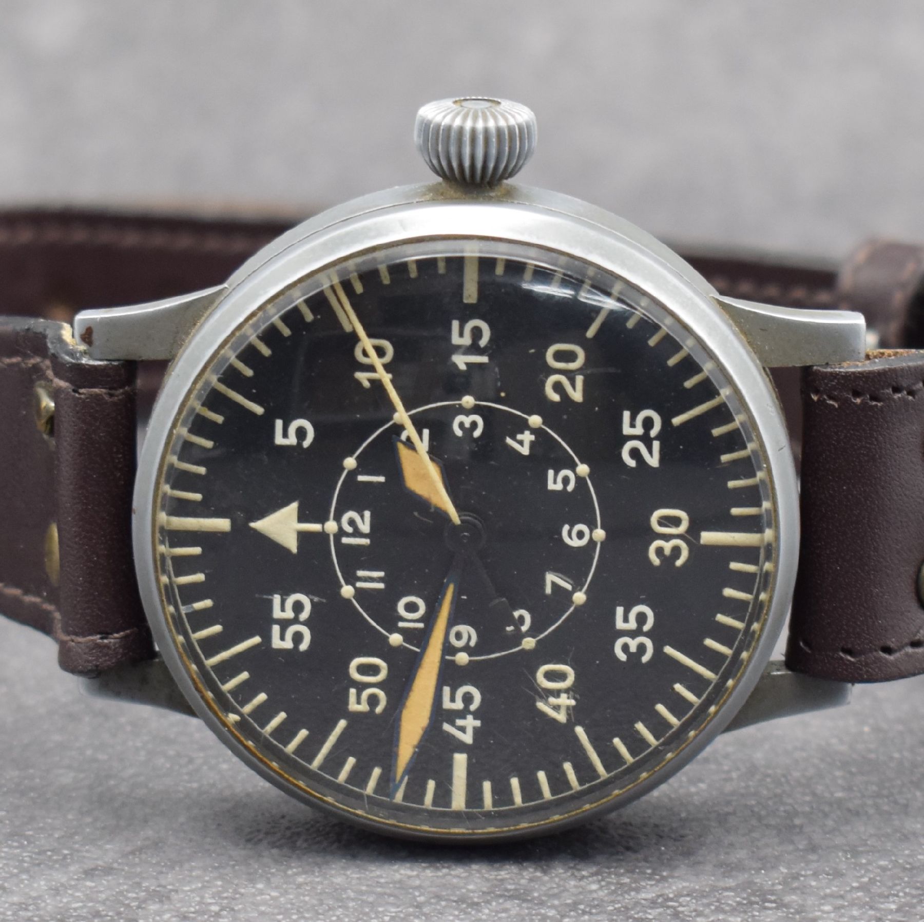 Detail a: LACO Fliegeruhr FL23883 der deutschen Luftwaffe, Deutschland um 1940, Handaufzug, grau lack. Metallgeh., aufgedr. Boden m. Werk-Nr. & handgrav. ...