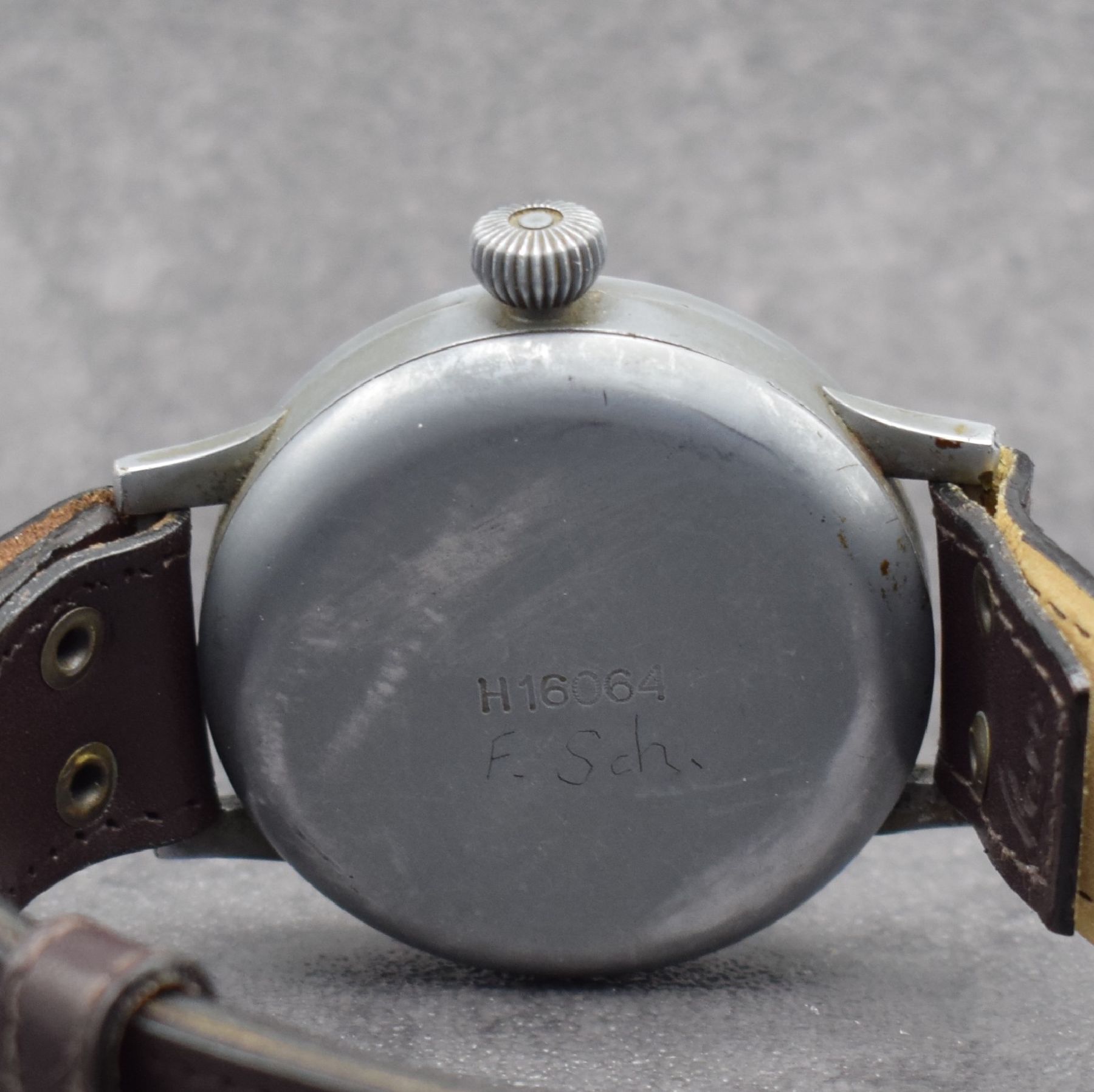 Detail c: LACO Fliegeruhr FL23883 der deutschen Luftwaffe, Deutschland um 1940, Handaufzug, grau lack. Metallgeh., aufgedr. Boden m. Werk-Nr. & handgrav. ...
