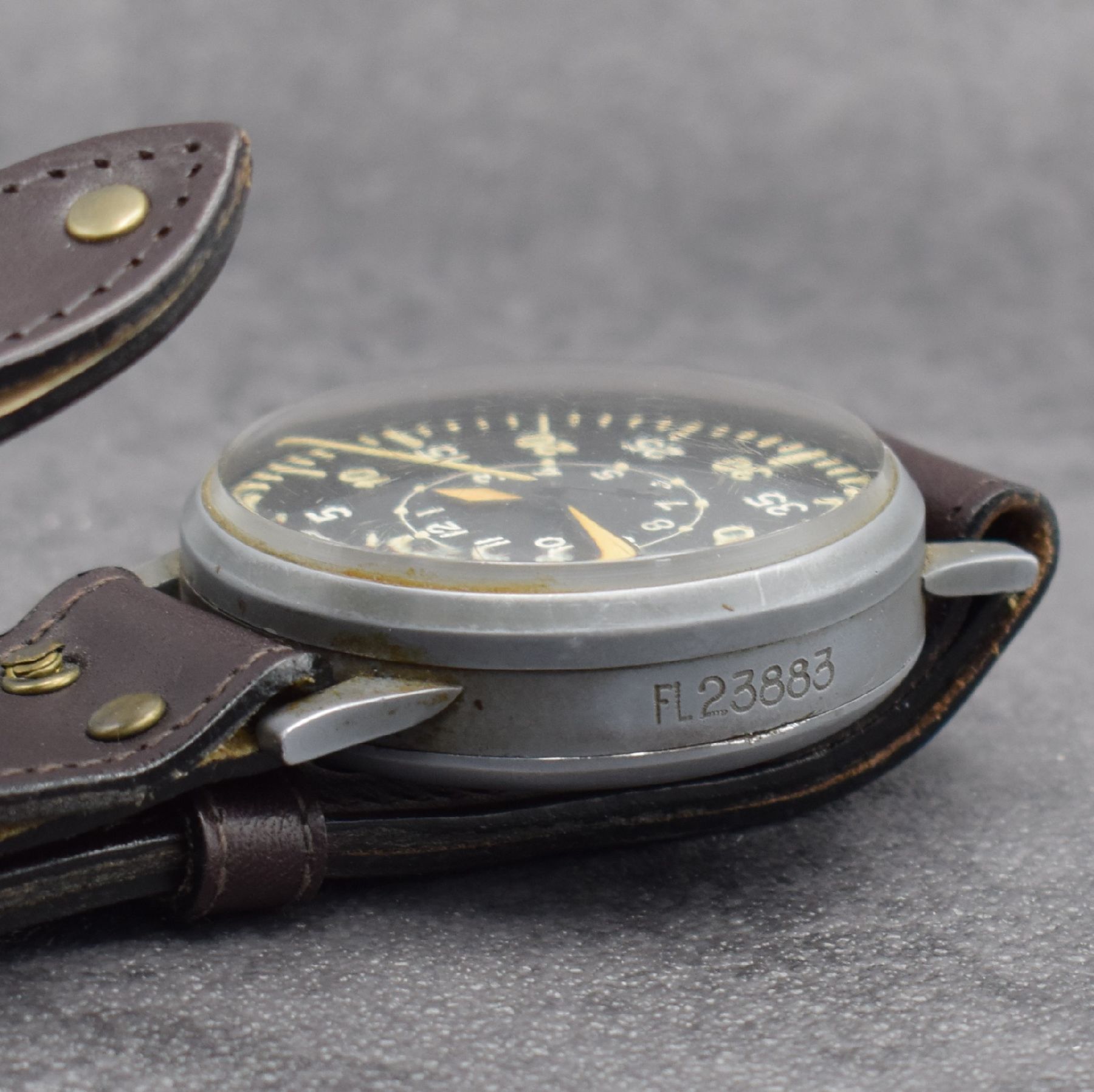 Detail d: LACO Fliegeruhr FL23883 der deutschen Luftwaffe, Deutschland um 1940, Handaufzug, grau lack. Metallgeh., aufgedr. Boden m. Werk-Nr. & handgrav. ...