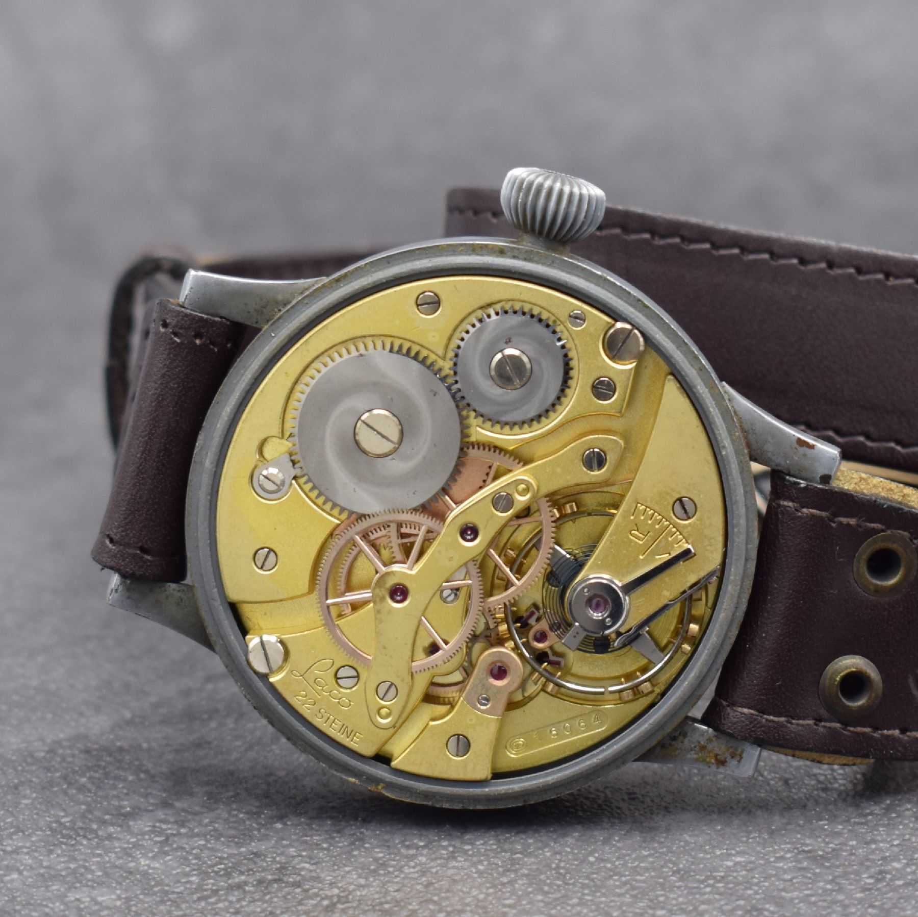 Detail e: LACO Fliegeruhr FL23883 der deutschen Luftwaffe, Deutschland um 1940, Handaufzug, grau lack. Metallgeh., aufgedr. Boden m. Werk-Nr. & handgrav. ...