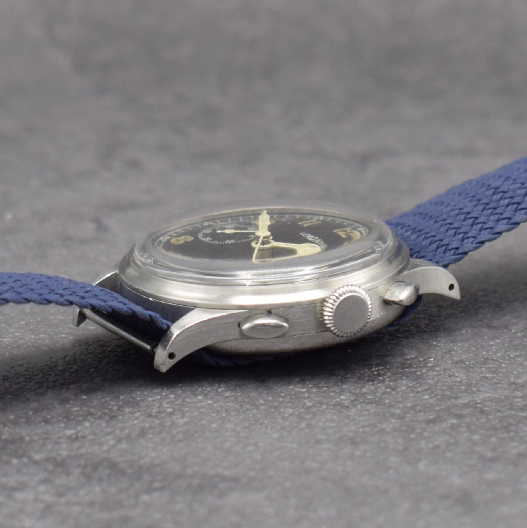 Detail d: LEMANIA schöner Herrenchronograph Kal. 15TL in Stahl, Schweiz um 1940, Handaufzug, gedr. Geh., Boden m. späterer RML-Grav., orig. Drücker & Krone, ...