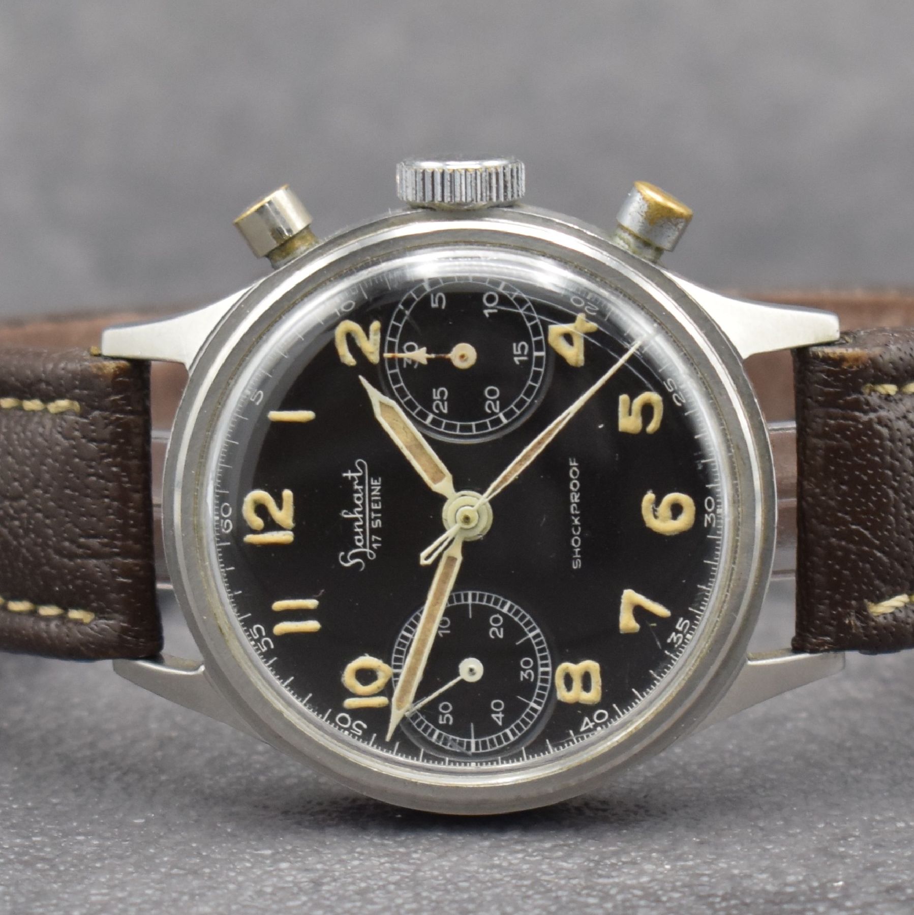 Detail a: HANHART Fliegerchronograph mit Flyback in Stahl, Deutschland um 1960, Handaufzug, verschr. Geh. Lünette zu ers., schönes matt schwarzes Zifferbl. ...
