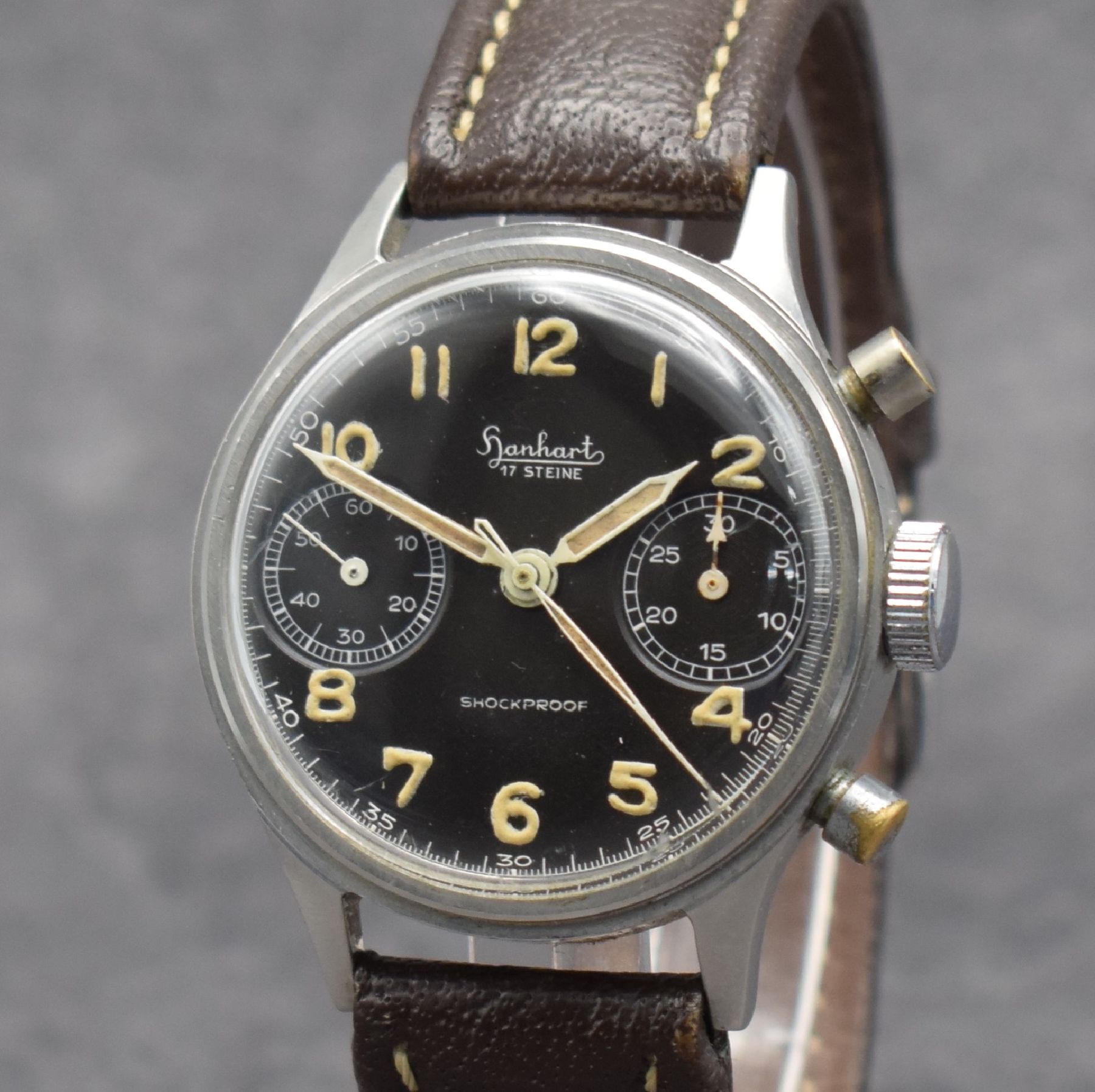 Detail c: HANHART Fliegerchronograph mit Flyback in Stahl, Deutschland um 1960, Handaufzug, verschr. Geh. Lünette zu ers., schönes matt schwarzes Zifferbl. ...