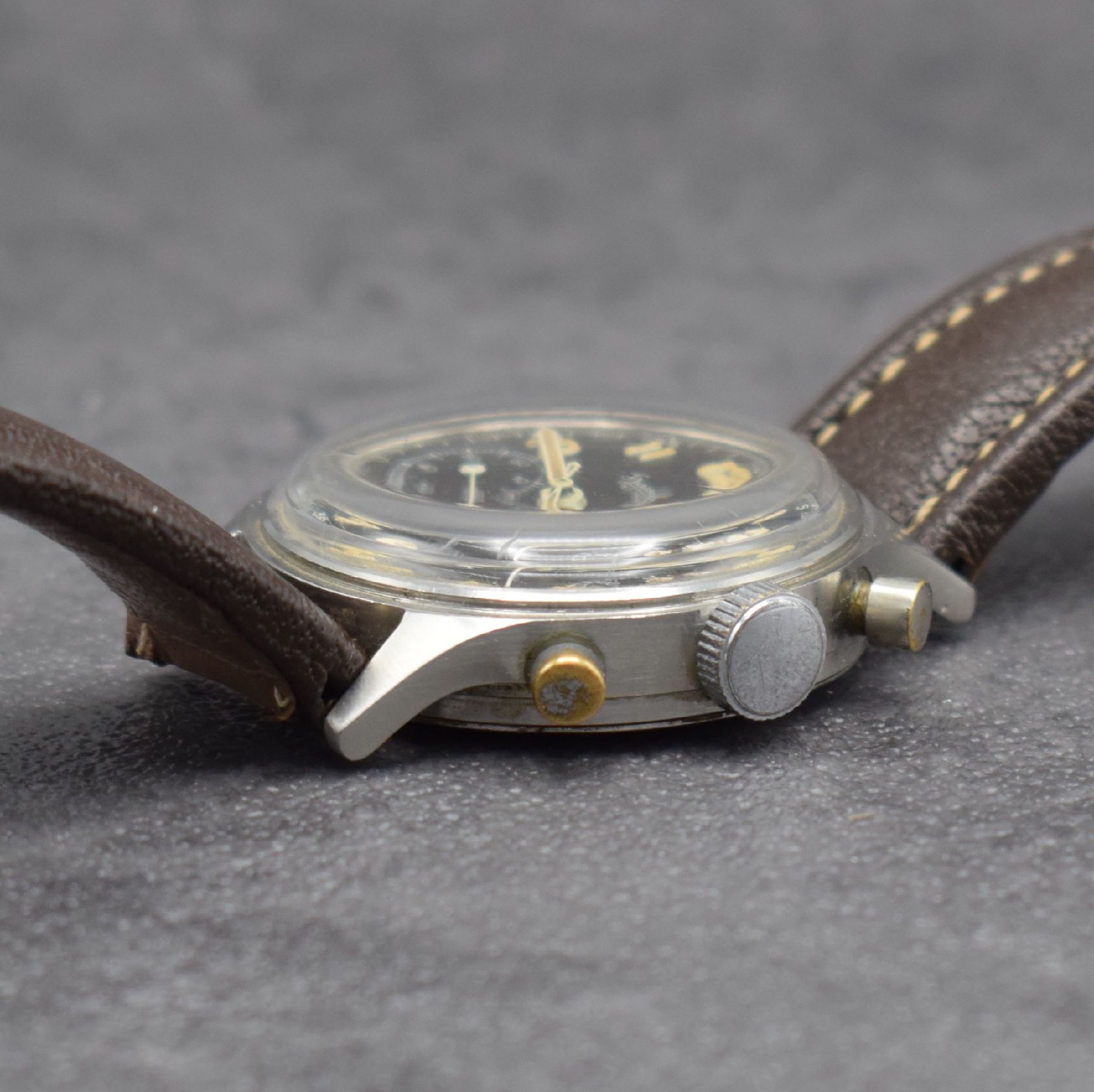 Detail d: HANHART Fliegerchronograph mit Flyback in Stahl, Deutschland um 1960, Handaufzug, verschr. Geh. Lünette zu ers., schönes matt schwarzes Zifferbl. ...