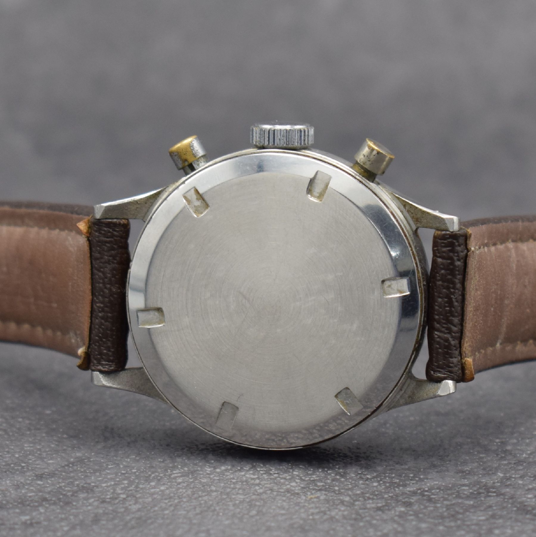 Detail e: HANHART Fliegerchronograph mit Flyback in Stahl, Deutschland um 1960, Handaufzug, verschr. Geh. Lünette zu ers., schönes matt schwarzes Zifferbl. ...