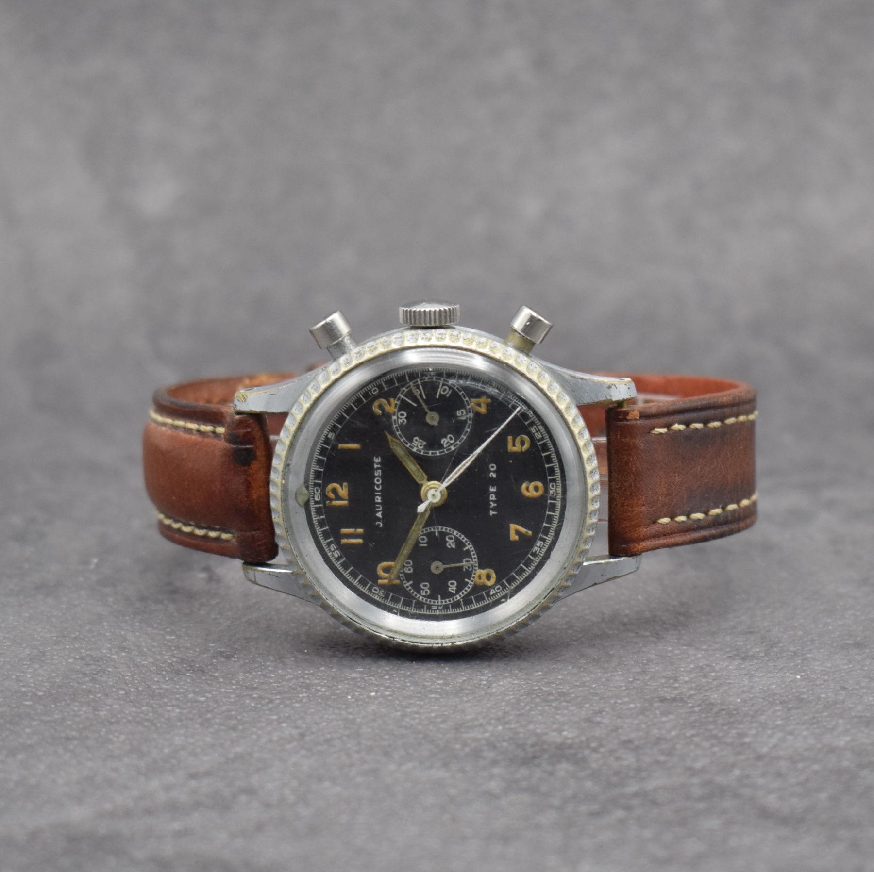 J. AURICOSTE Type 20 Fliegerchronograph mit Flyback der französischen Luftwaffe, Schweiz um 1954, Handaufzug, verchr. Geh. berieben, geriffelte ...