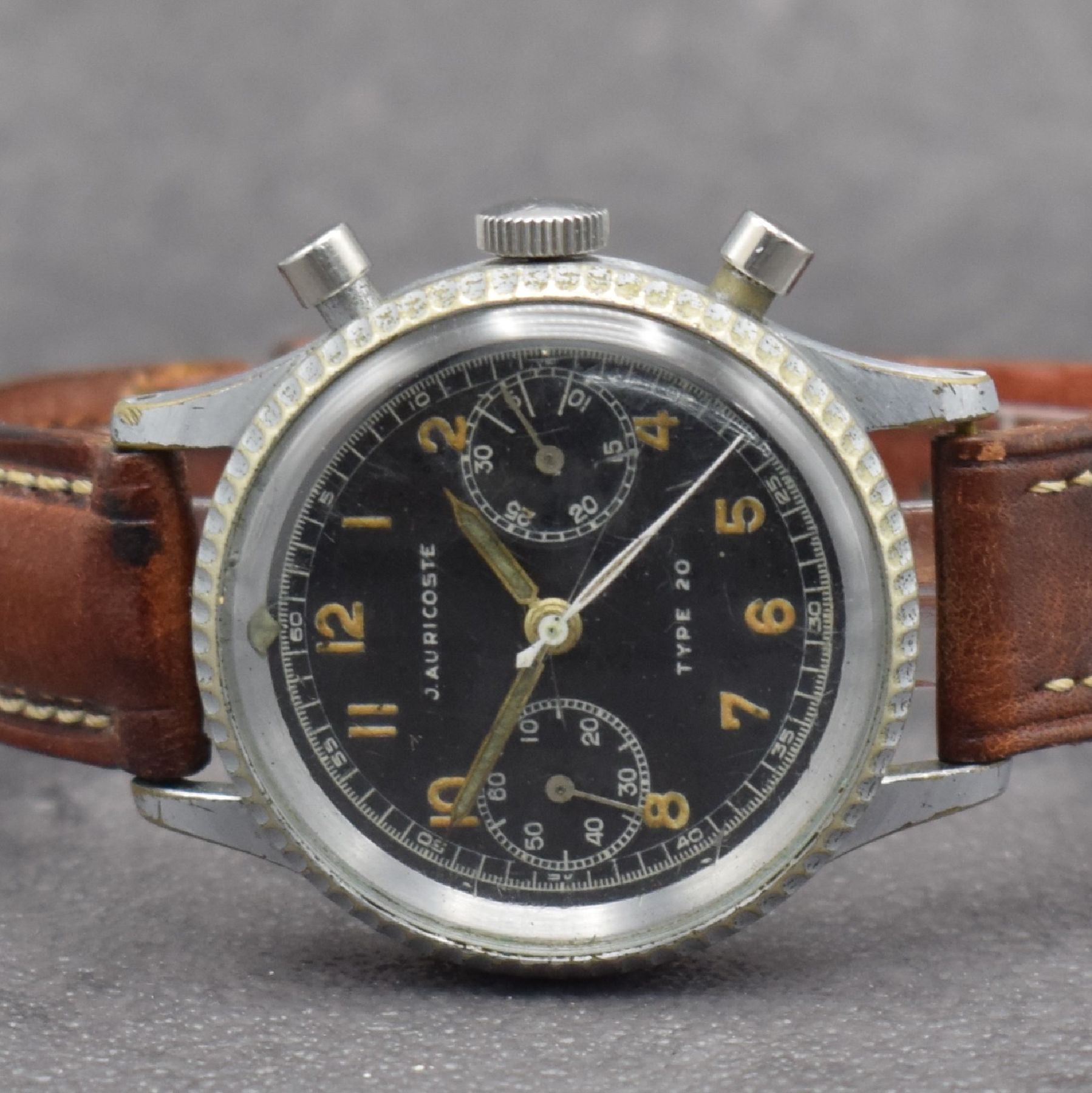 Detail a: J. AURICOSTE Type 20 Fliegerchronograph mit Flyback der französischen Luftwaffe, Schweiz um 1954, Handaufzug, verchr. Geh. berieben, geriffelte ...