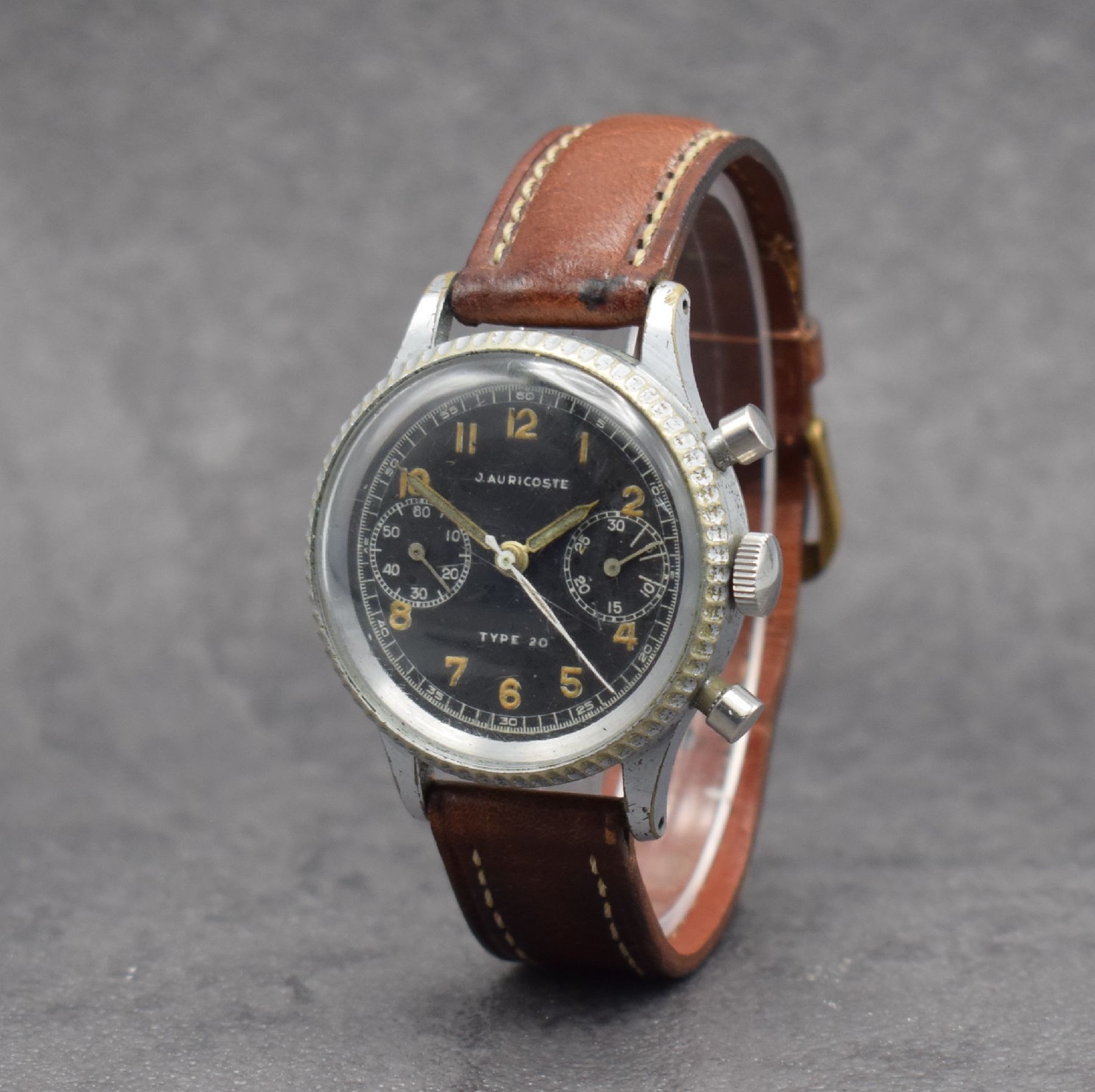 Detail b: J. AURICOSTE Type 20 Fliegerchronograph mit Flyback der französischen Luftwaffe, Schweiz um 1954, Handaufzug, verchr. Geh. berieben, geriffelte ...