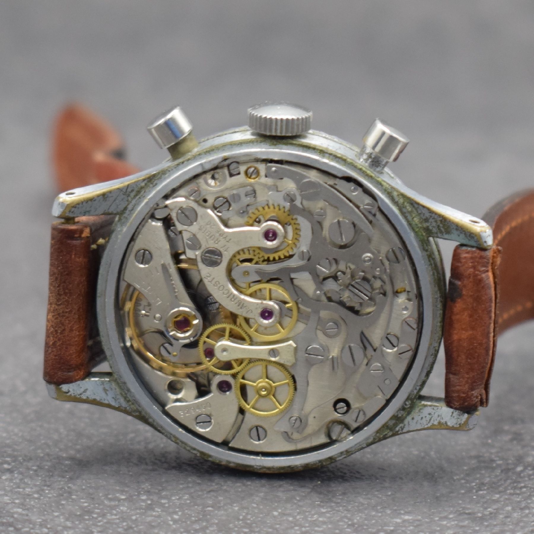 Detail d: J. AURICOSTE Type 20 Fliegerchronograph mit Flyback der französischen Luftwaffe, Schweiz um 1954, Handaufzug, verchr. Geh. berieben, geriffelte ...