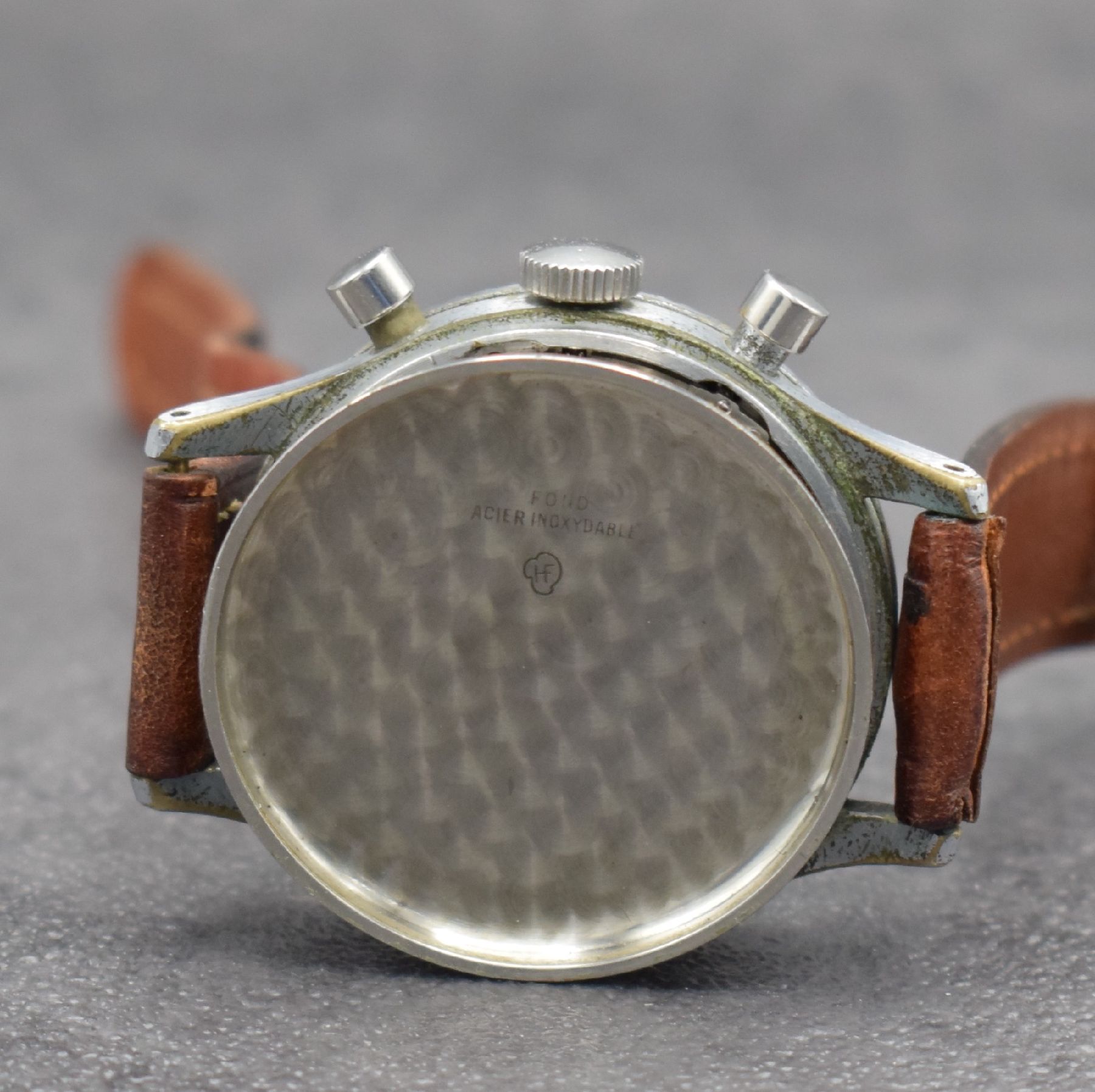 Detail e: J. AURICOSTE Type 20 Fliegerchronograph mit Flyback der französischen Luftwaffe, Schweiz um 1954, Handaufzug, verchr. Geh. berieben, geriffelte ...