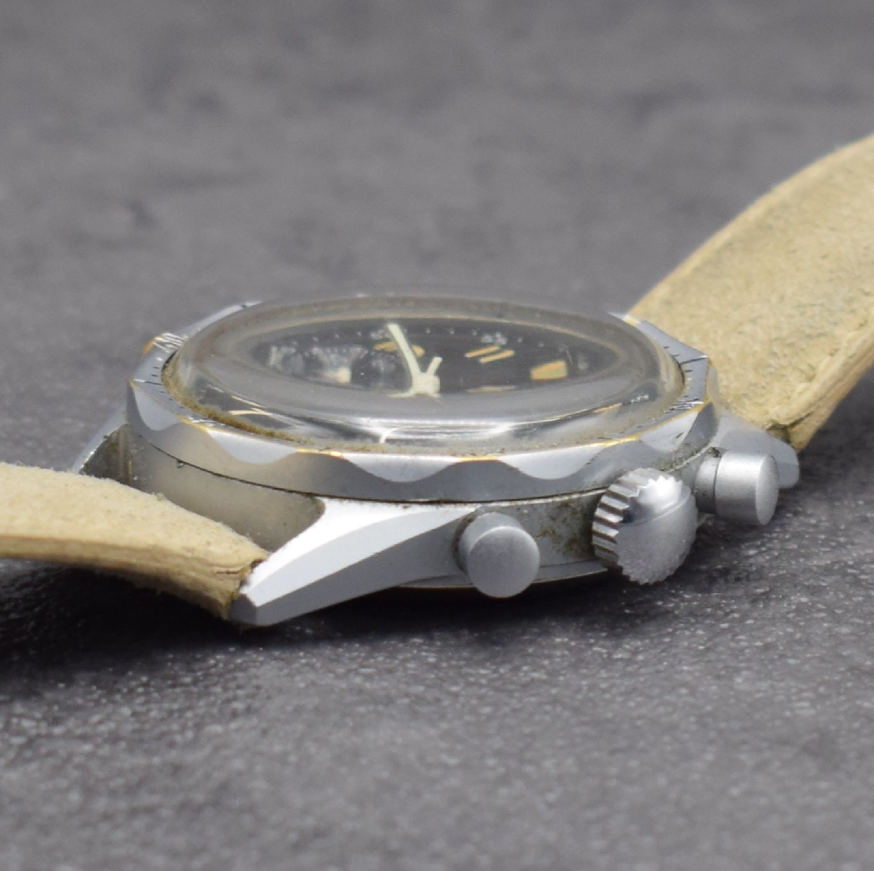Detail d: JUNGHANS 88 Fliegerchronograph der Bundeswehr, Deutschland um 1960, Handaufzug, matt verchr. Geh., Drehlünette m. 60er tlg., Krone & Drücker orig., ...