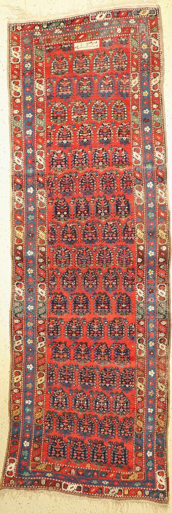 Kurdischer Dorfteppich,Persien,datiert 1303 (1882),Wolle geknüpft auf Wolle,ca. 363 x 118 cm,EHZ: 3 (Altersbedingt guter Zustand,oxidierte braun).