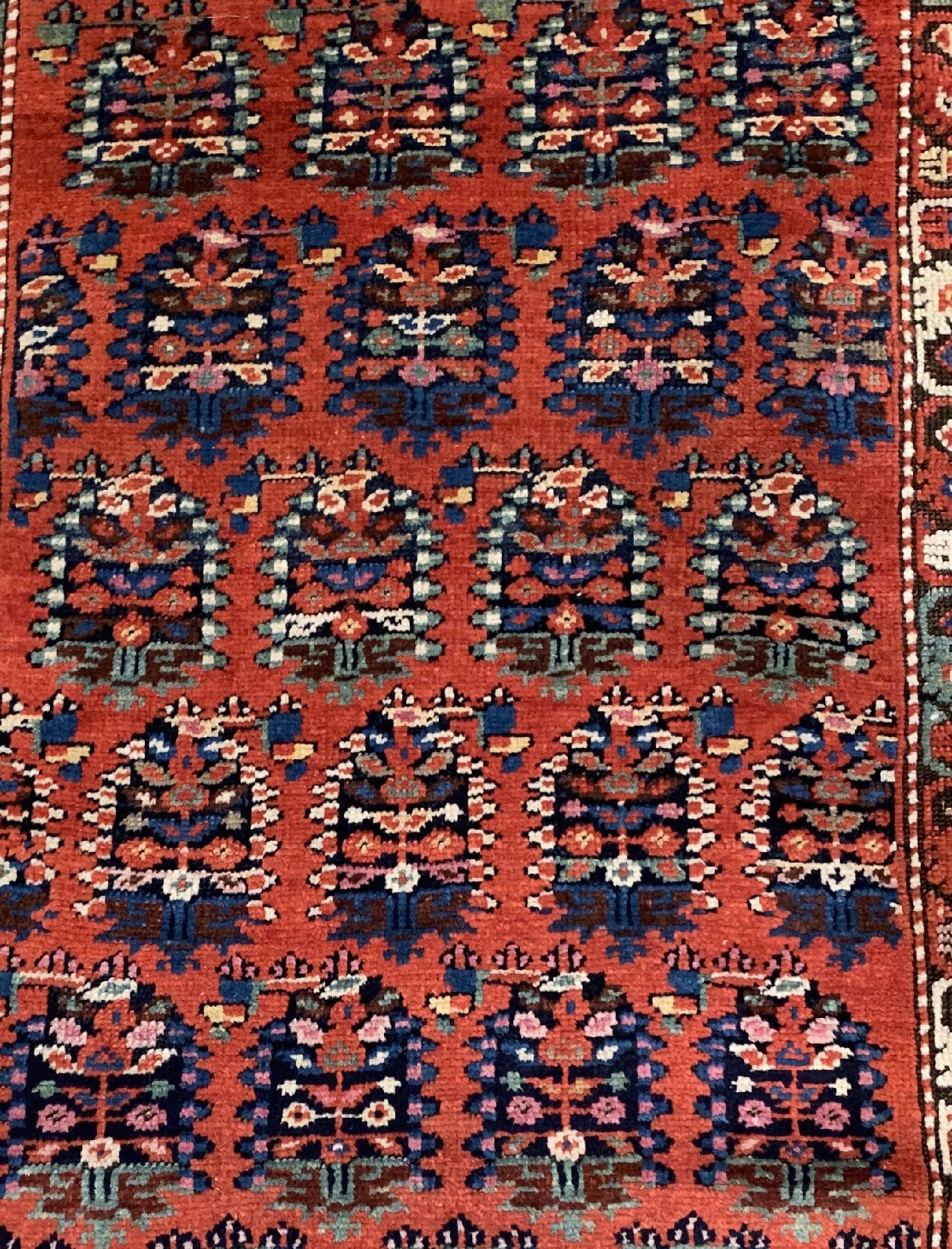 Detail a: Kurdischer Dorfteppich,Persien,datiert 1303 (1882),Wolle geknüpft auf Wolle,ca. 363 x 118 cm,EHZ: 3 (Altersbedingt guter Zustand,oxidierte braun).