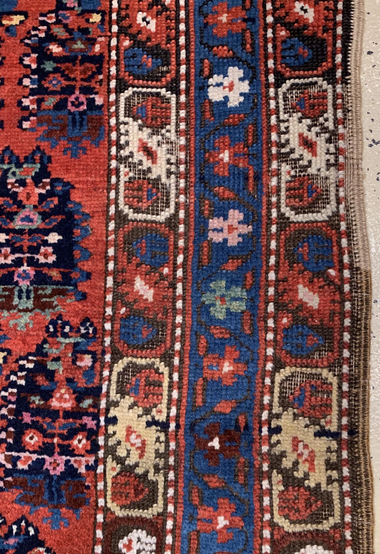 Detail c: Kurdischer Dorfteppich,Persien,datiert 1303 (1882),Wolle geknüpft auf Wolle,ca. 363 x 118 cm,EHZ: 3 (Altersbedingt guter Zustand,oxidierte braun).