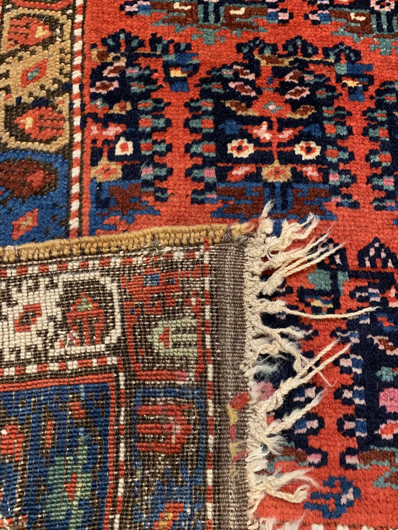 Detail d: Kurdischer Dorfteppich,Persien,datiert 1303 (1882),Wolle geknüpft auf Wolle,ca. 363 x 118 cm,EHZ: 3 (Altersbedingt guter Zustand,oxidierte braun).