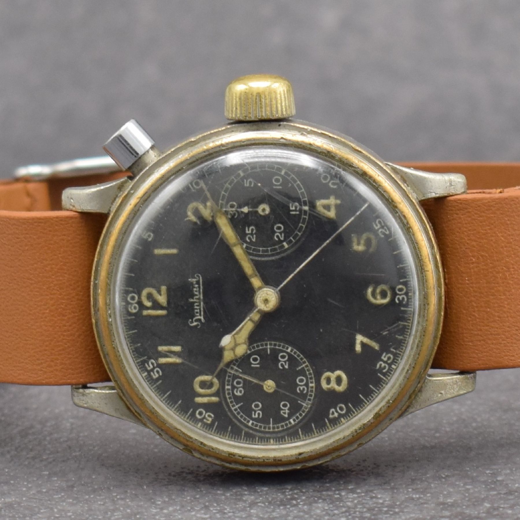 Detail a: HANHART 1-Drücker Flieger-Chronograph Kaliber 40, Deutschland um 1940, Handaufzug, vern. Messinggeh. stark berieben, Boden verschr., Drehlünette zu ...